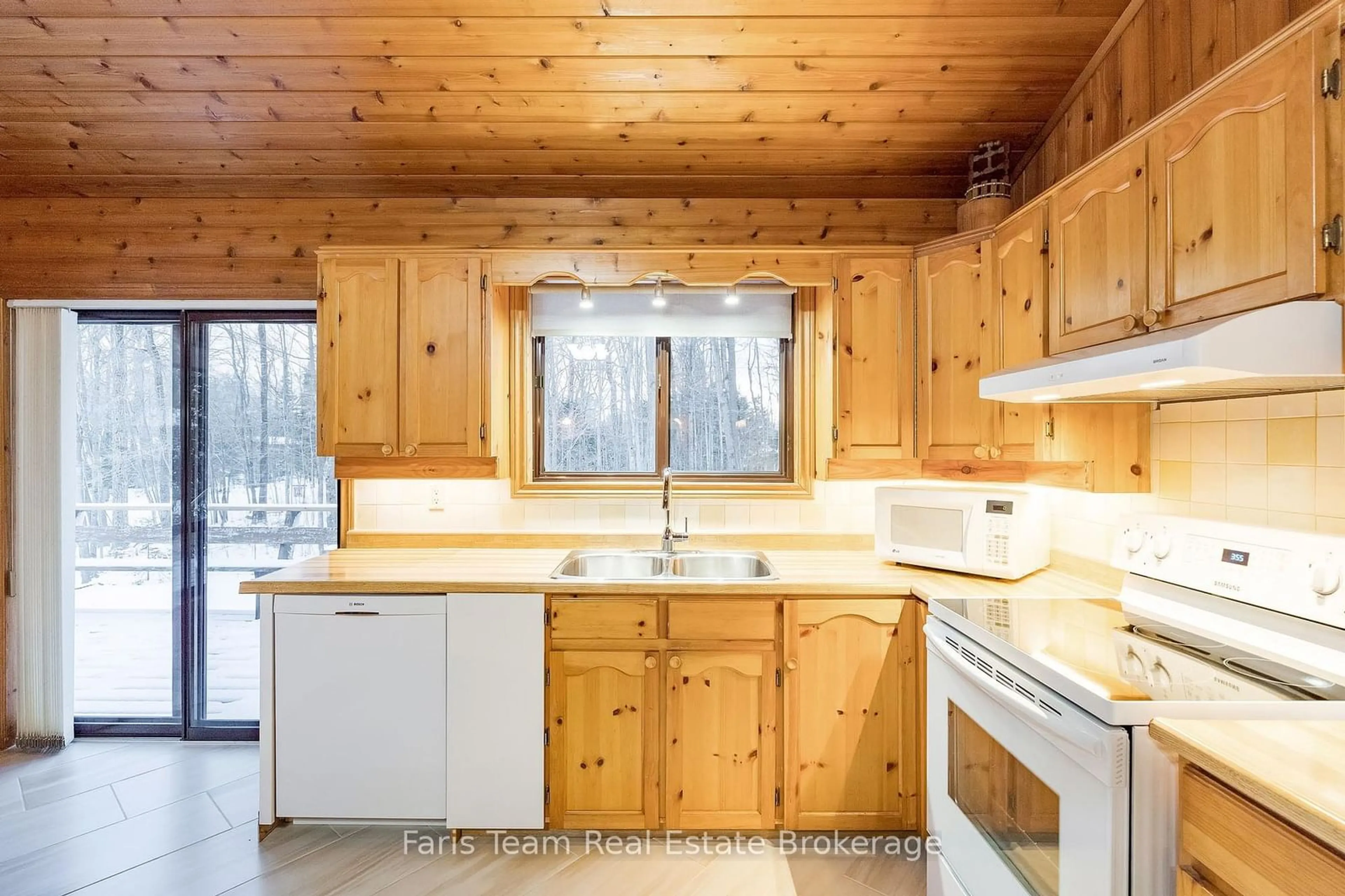 Standard kitchen, unknown for 8 Celestine Crt, Tiny Ontario L9M 0H3