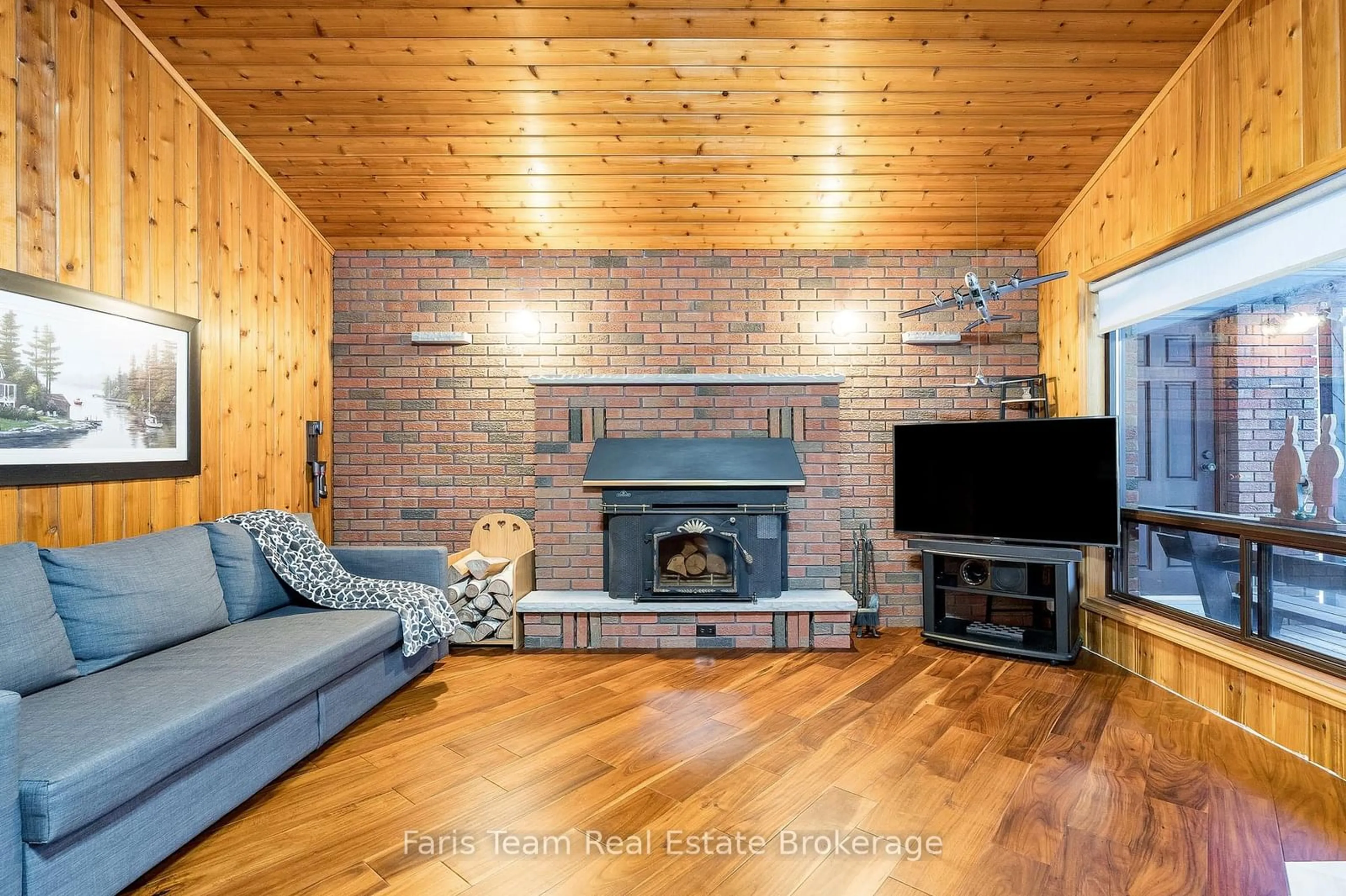 Living room with furniture, wood/laminate floor for 8 Celestine Crt, Tiny Ontario L9M 0H3