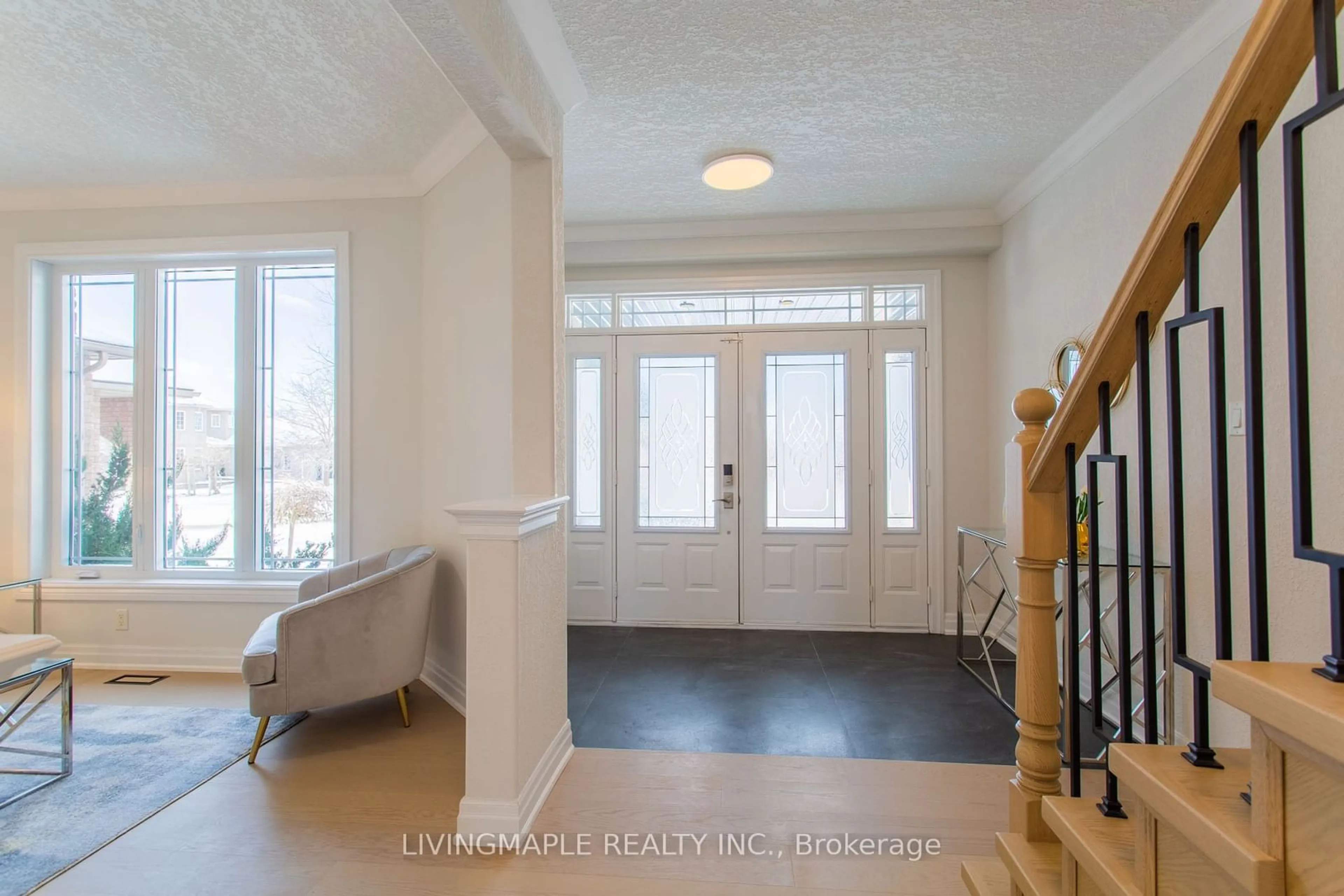 Indoor entryway for 9 Margaret Dr, Barrie Ontario L4M 6Y6