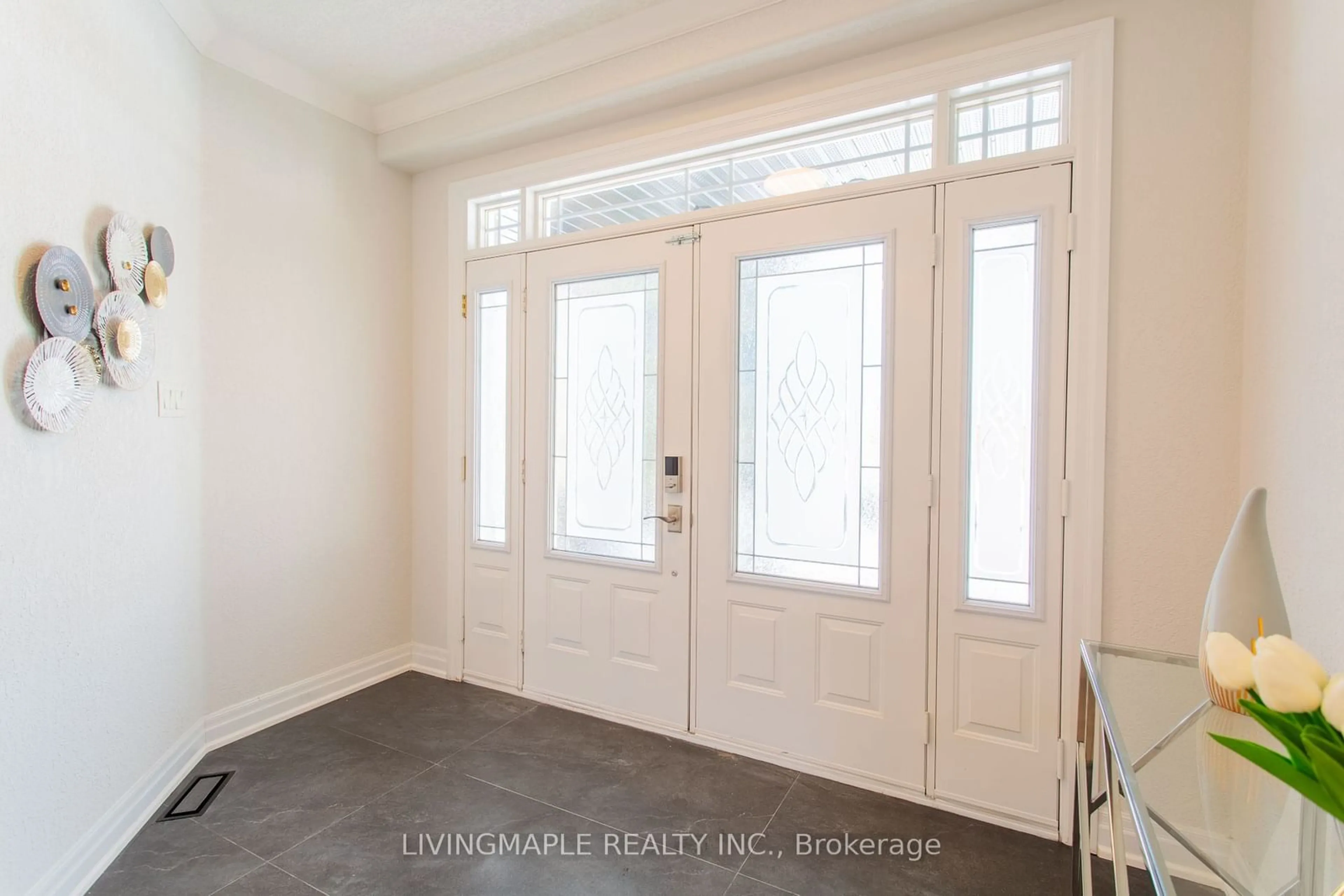 Indoor entryway for 9 Margaret Dr, Barrie Ontario L4M 6Y6