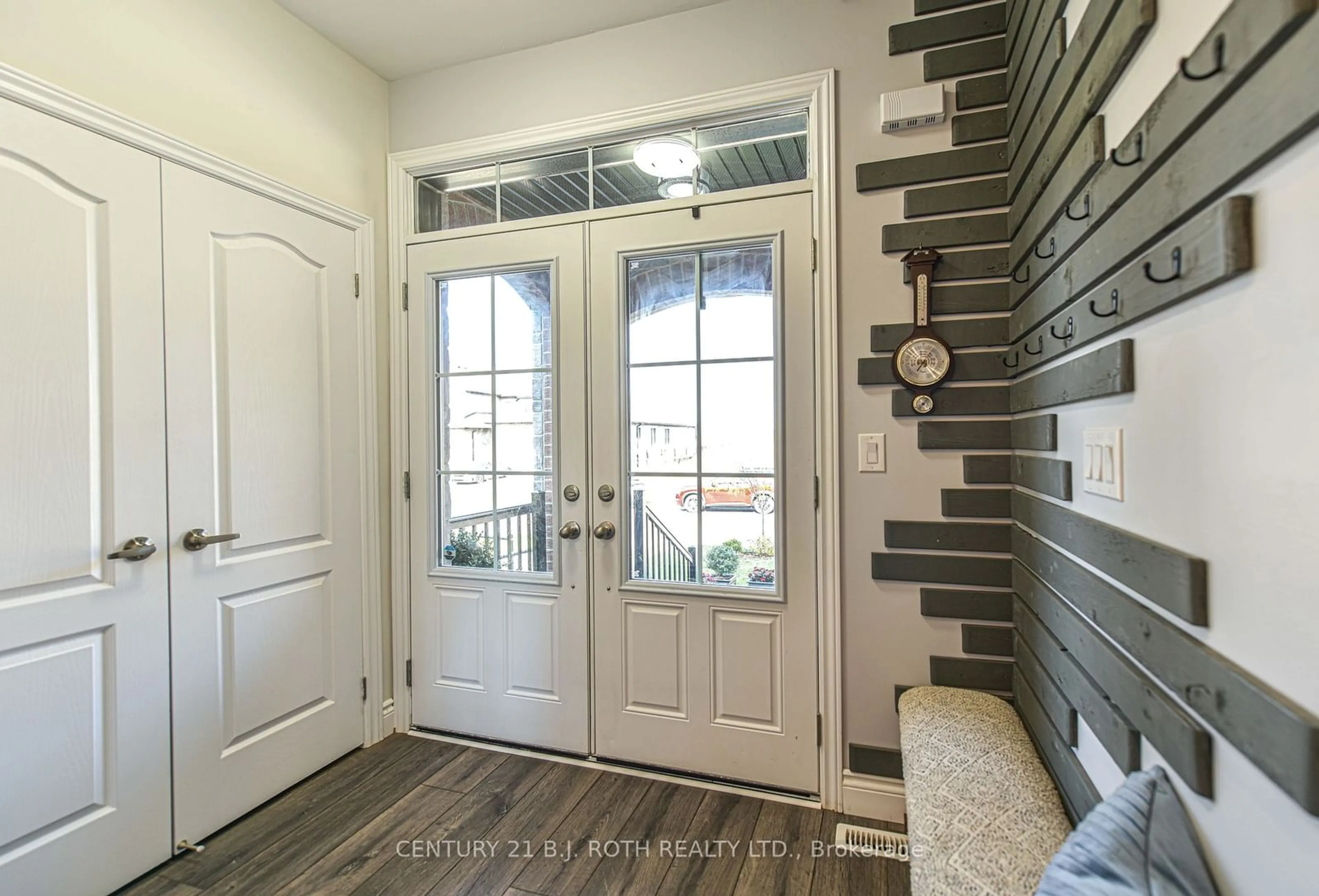 Indoor entryway for 27 Atlantis Dr, Orillia Ontario L3V 8L4