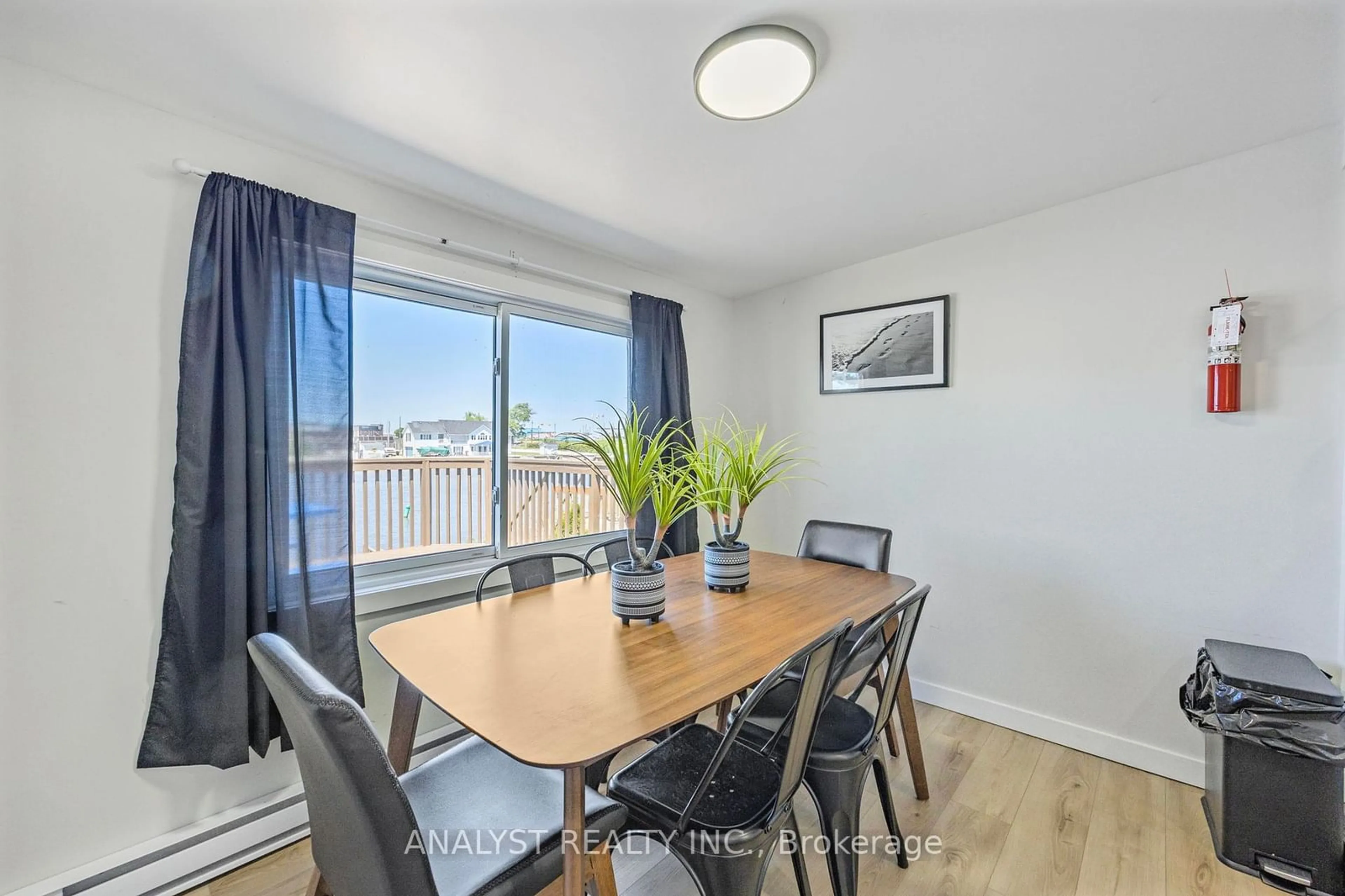 Dining room, wood/laminate floor for 28 River Avenue Cres, Wasaga Beach Ontario L9Z 2K6