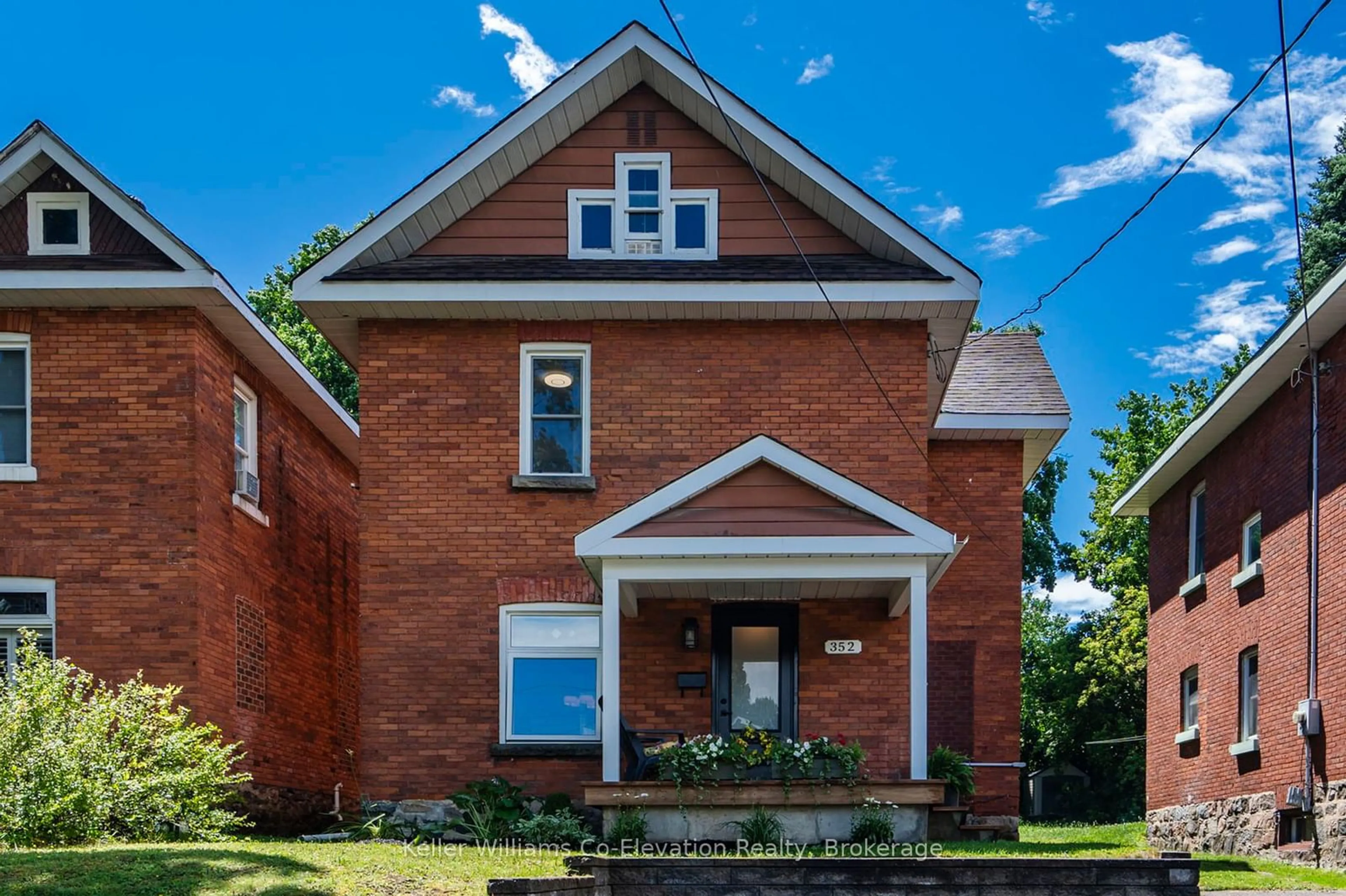 Home with brick exterior material, building for 352 THIRD St, Midland Ontario L4R 3S7