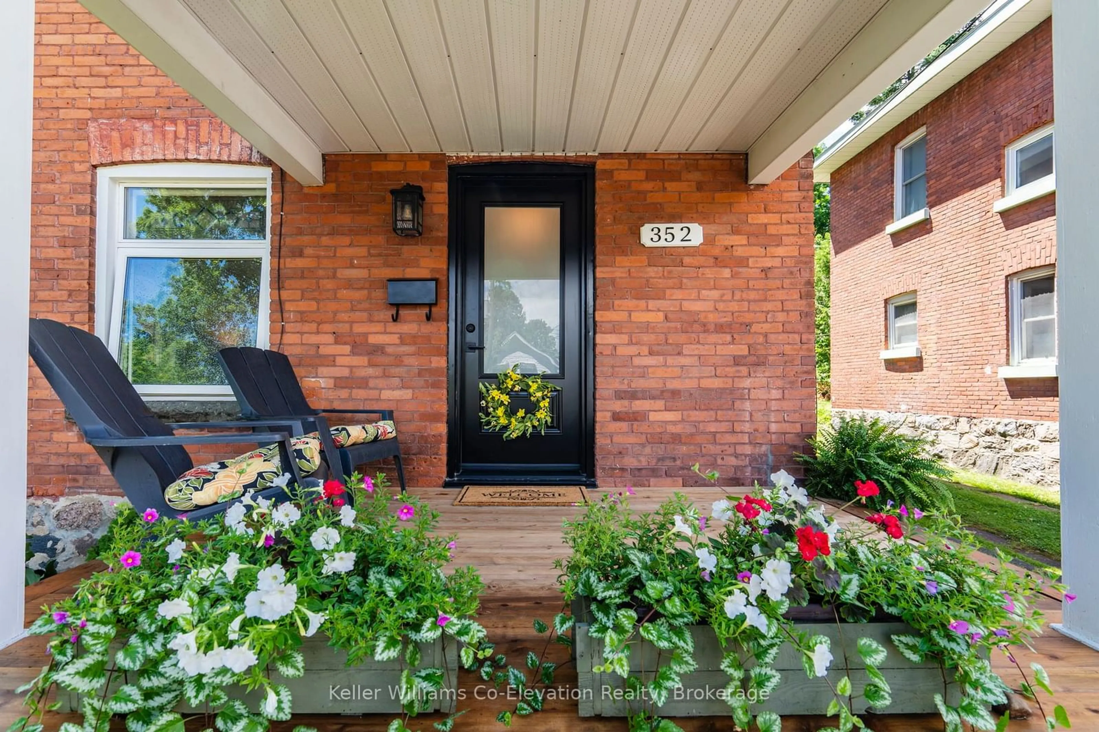 Indoor entryway for 352 THIRD St, Midland Ontario L4R 3S7