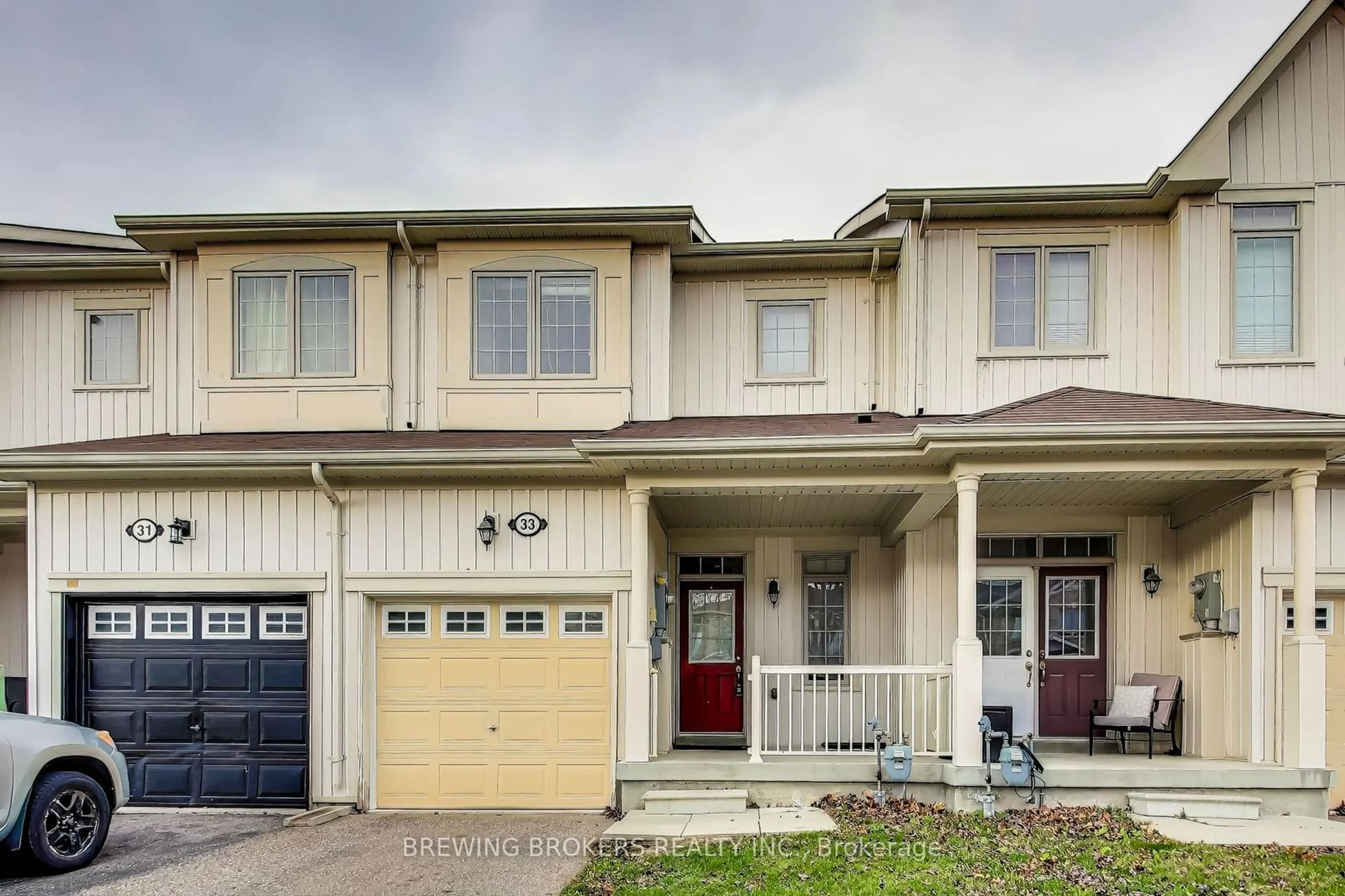 Home with vinyl exterior material, street for 33 Pearcey Cres, Barrie Ontario L4N 6R8