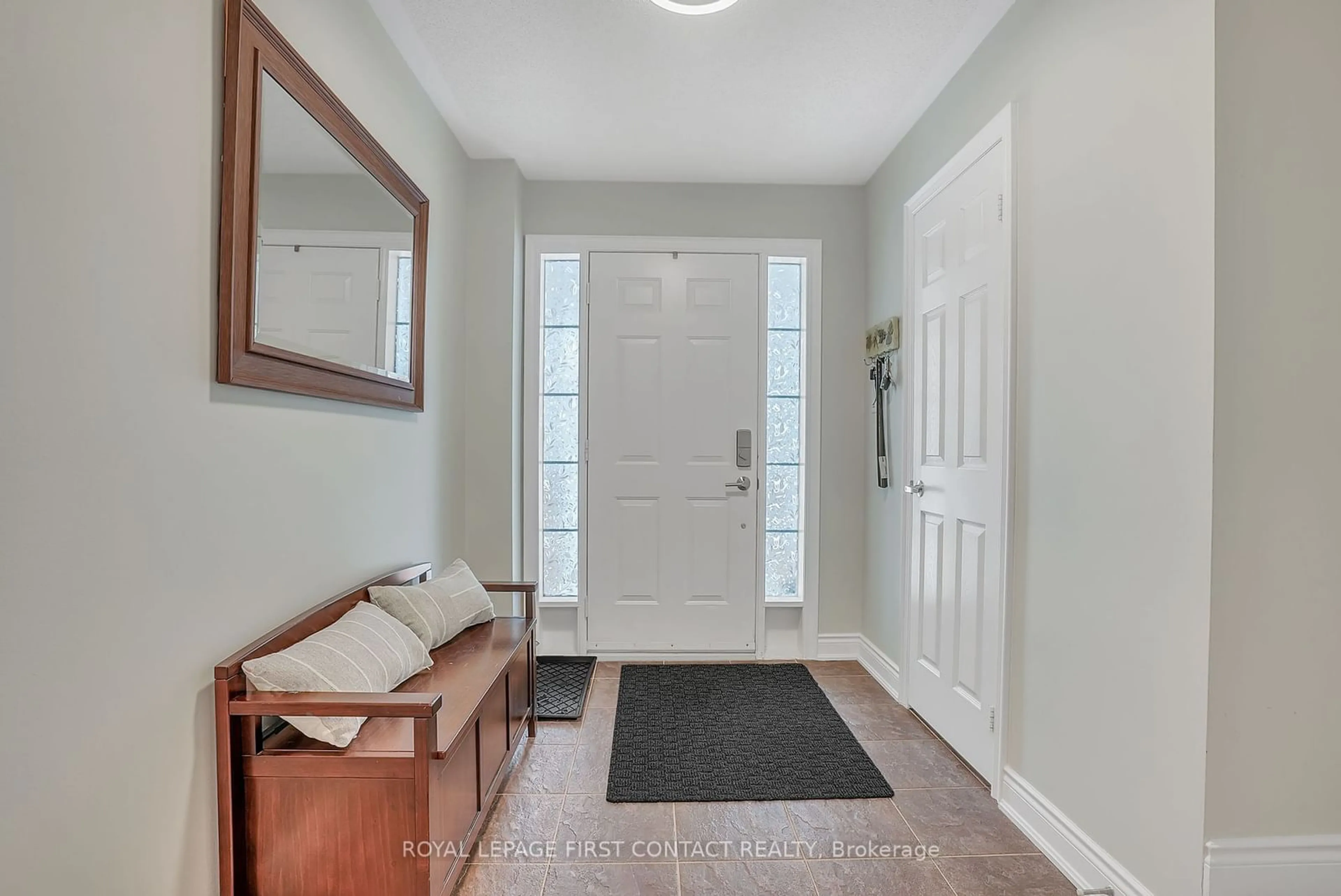 Indoor entryway for 21 Bird St, Barrie Ontario L4N 0W7