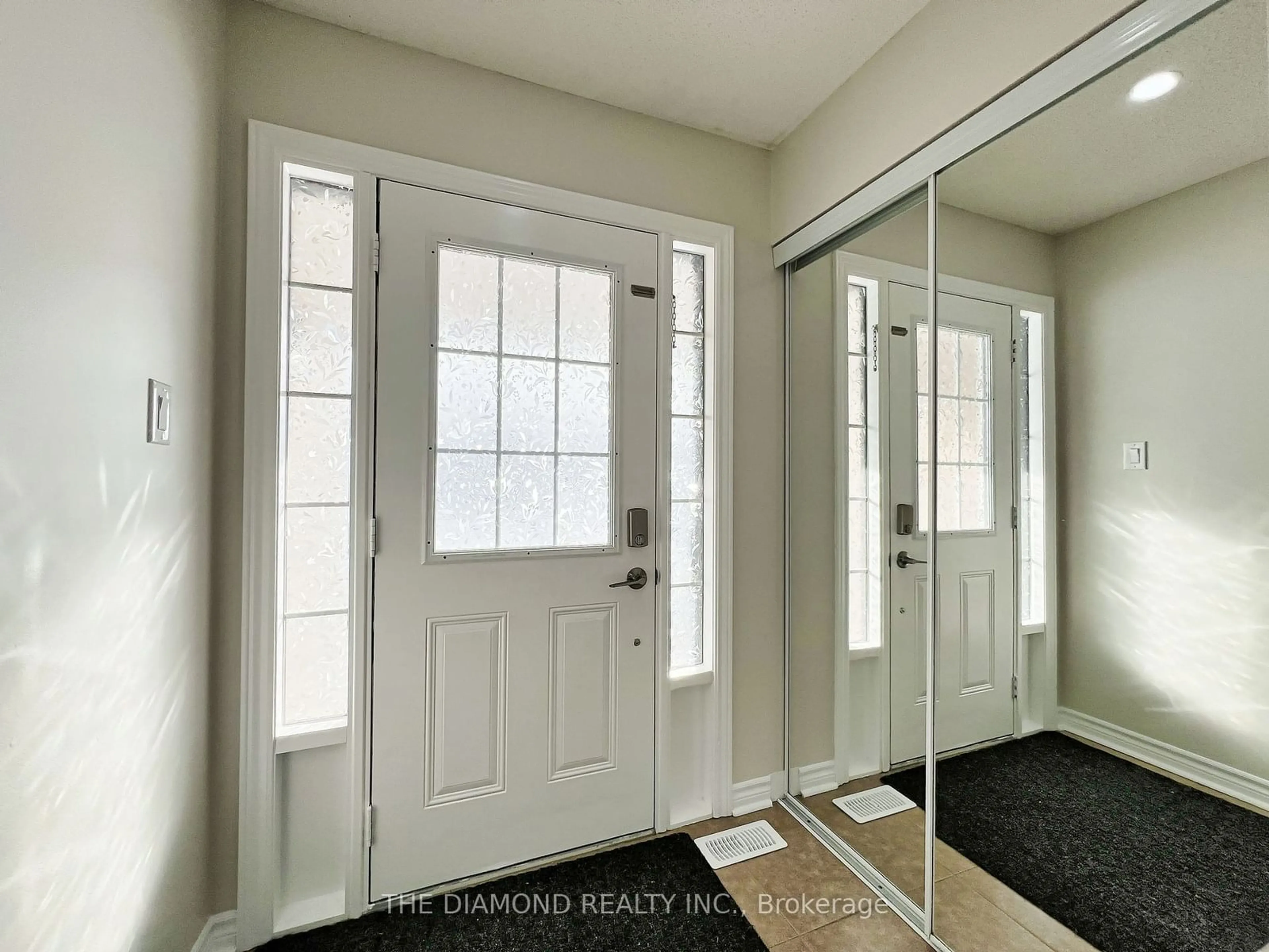 Indoor entryway for 18 Lancaster Crt, Barrie Ontario L4M 0G1