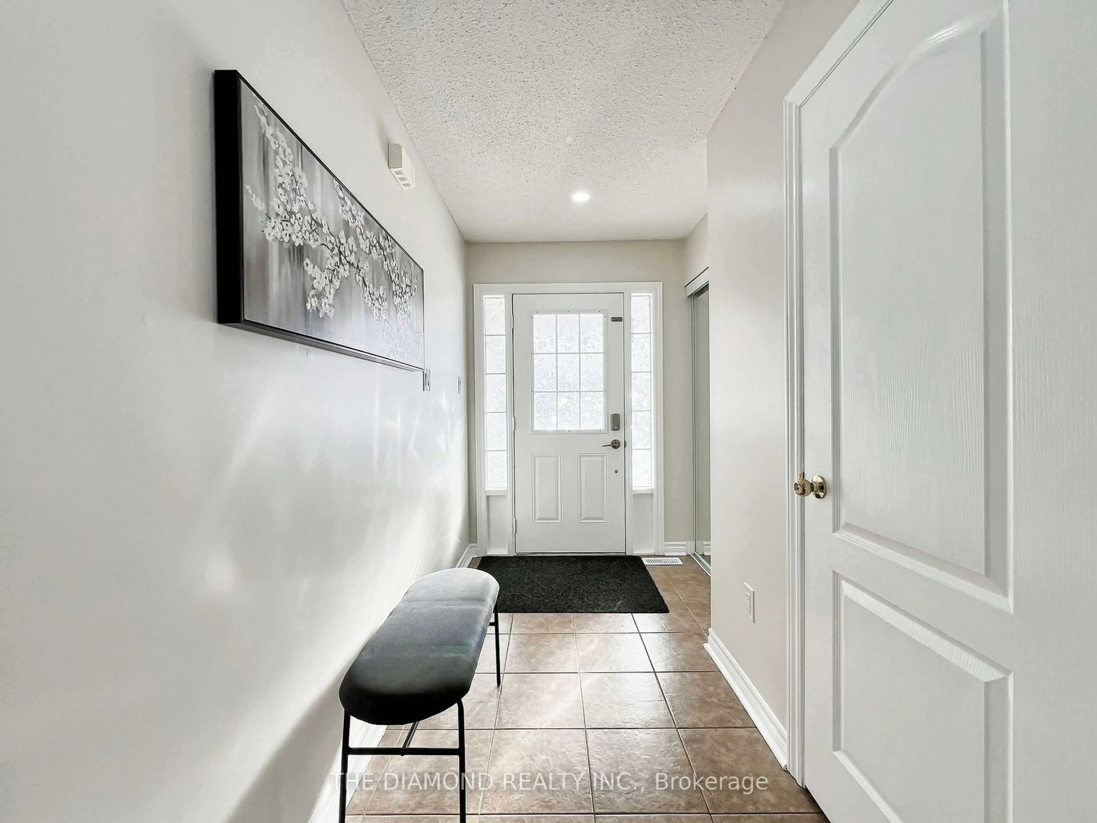 Indoor entryway for 18 Lancaster Crt, Barrie Ontario L4M 0G1