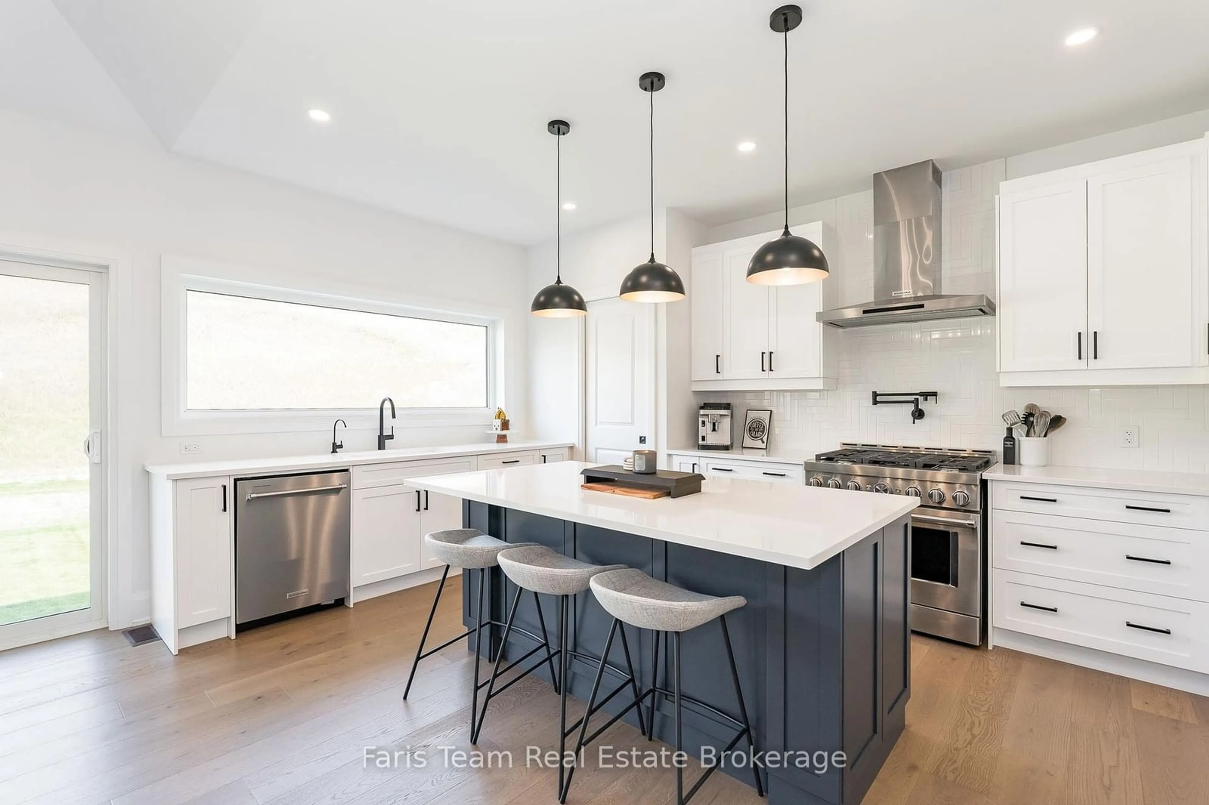 Open concept kitchen, unknown for 17 Clydesdale Crt, Oro-Medonte Ontario L0K 1E0