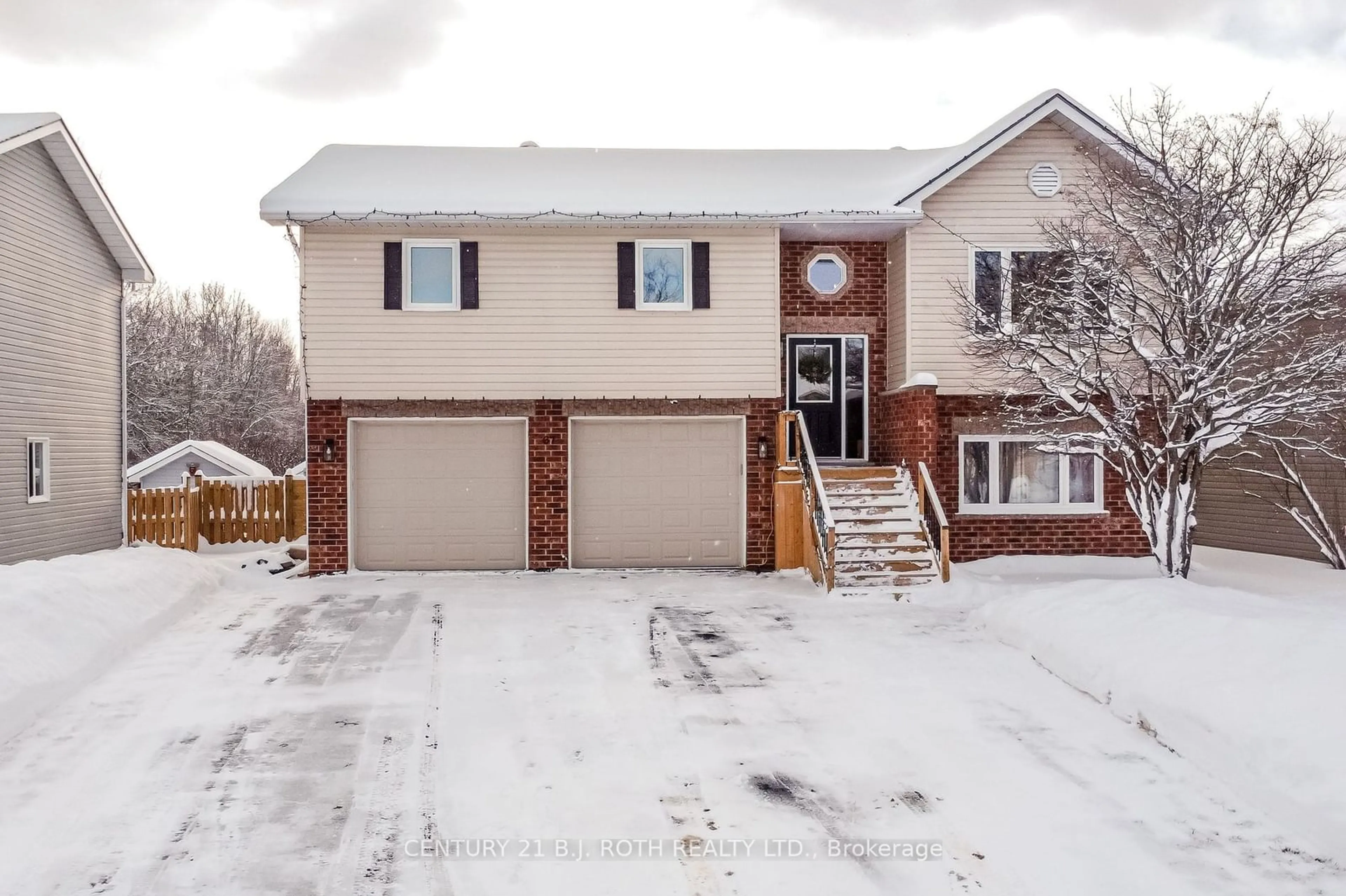 A pic from outside/outdoor area/front of a property/back of a property/a pic from drone, street for 67 DONLANDS Crt, Severn Ontario L0K 1E0