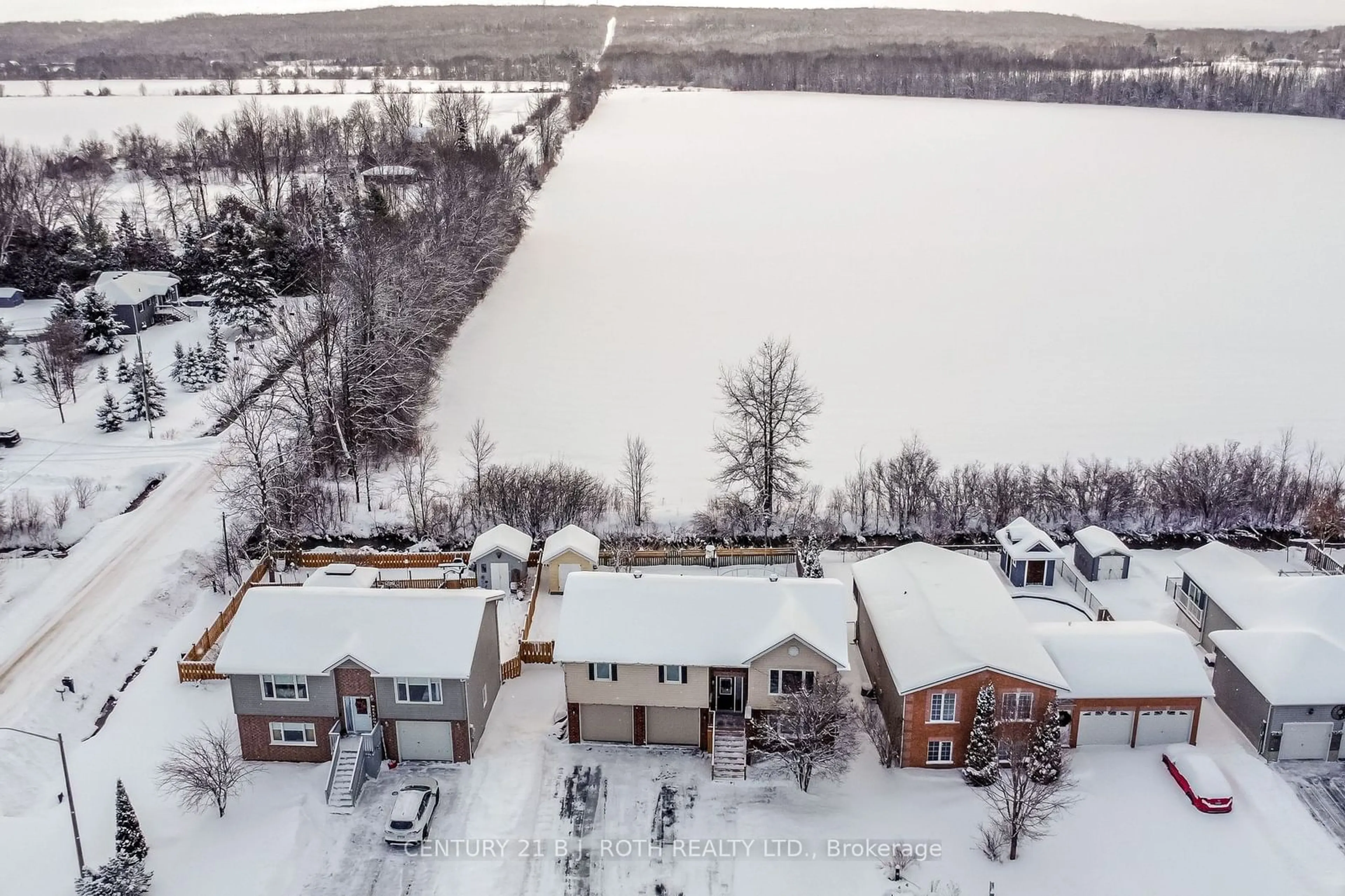 A pic from outside/outdoor area/front of a property/back of a property/a pic from drone, water/lake/river/ocean view for 67 DONLANDS Crt, Severn Ontario L0K 1E0