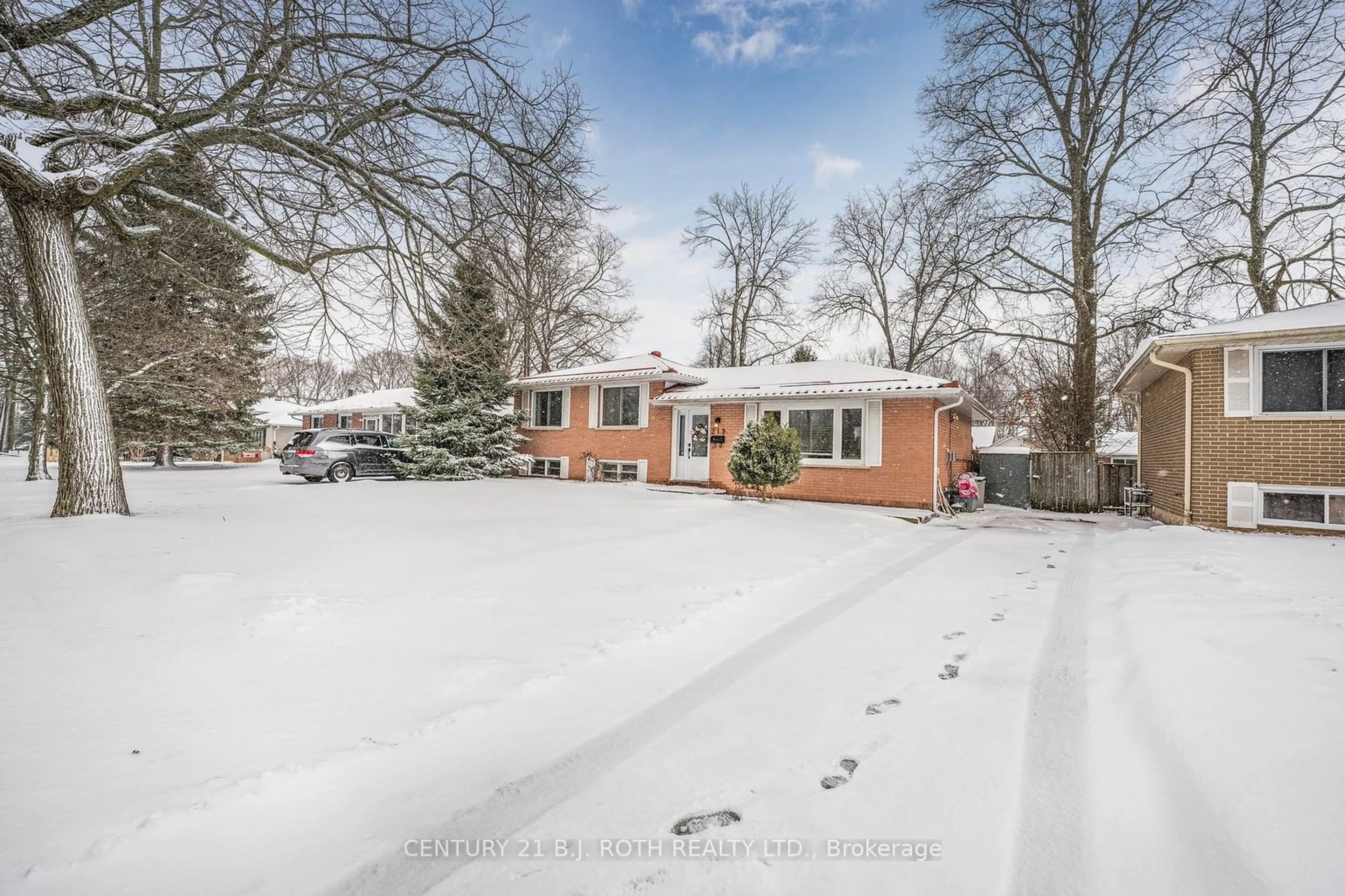 A pic from outside/outdoor area/front of a property/back of a property/a pic from drone, street for 219 STEEL St, Barrie Ontario L4M 2G8