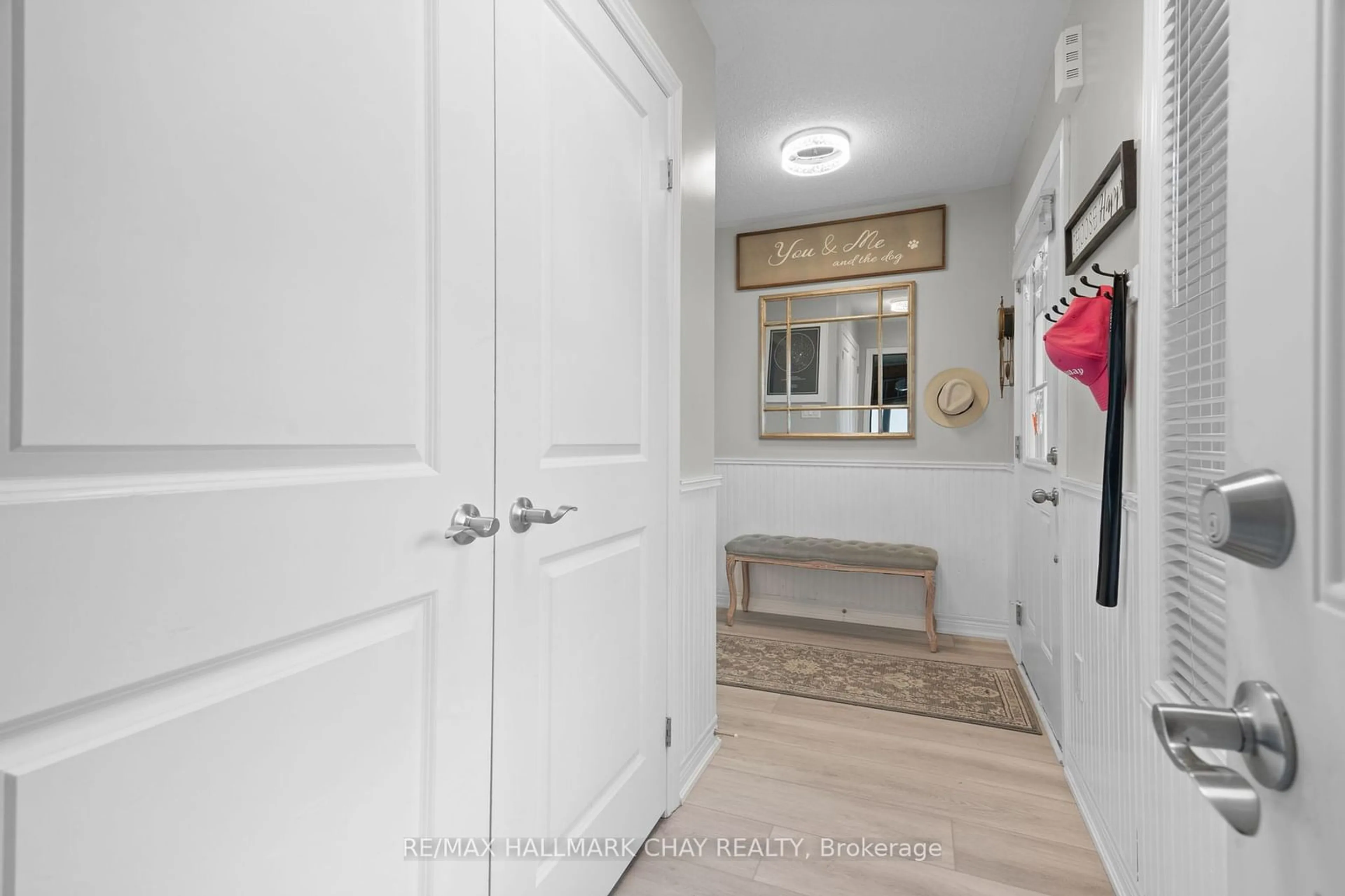 Indoor entryway for 8 Sinclair Cres, Ramara Ontario L3V 8J9