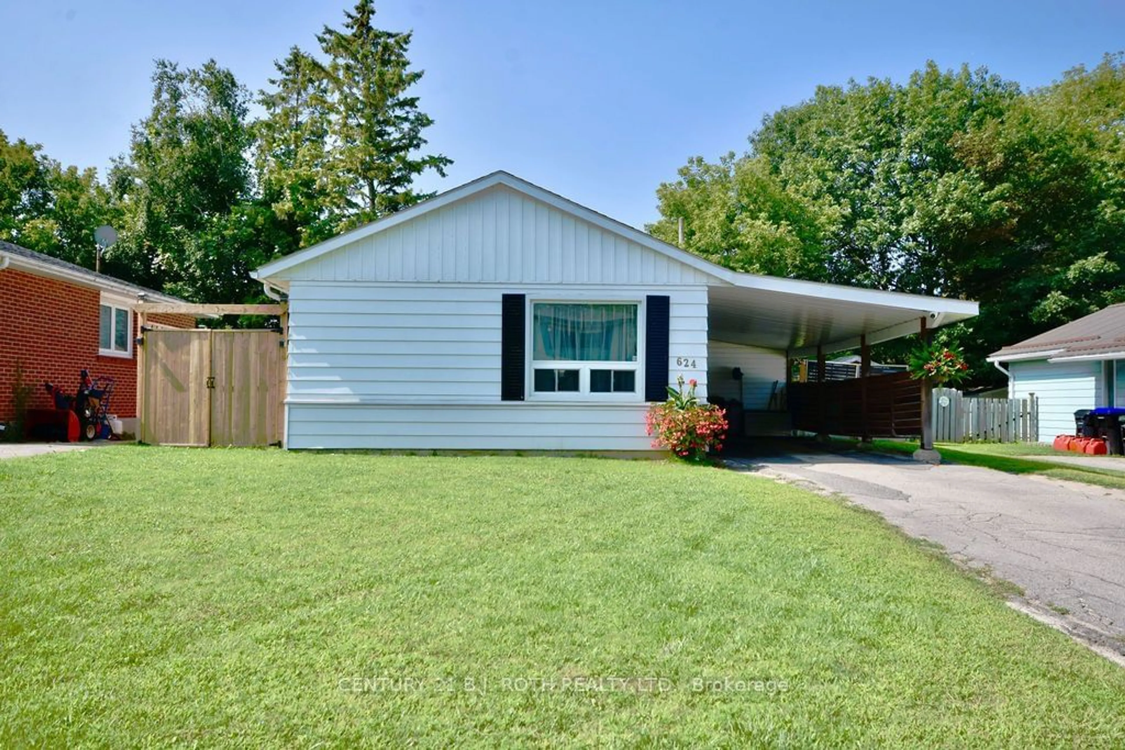 Home with vinyl exterior material, street for 624 BAYVIEW Dr, Midland Ontario L4R 2P5