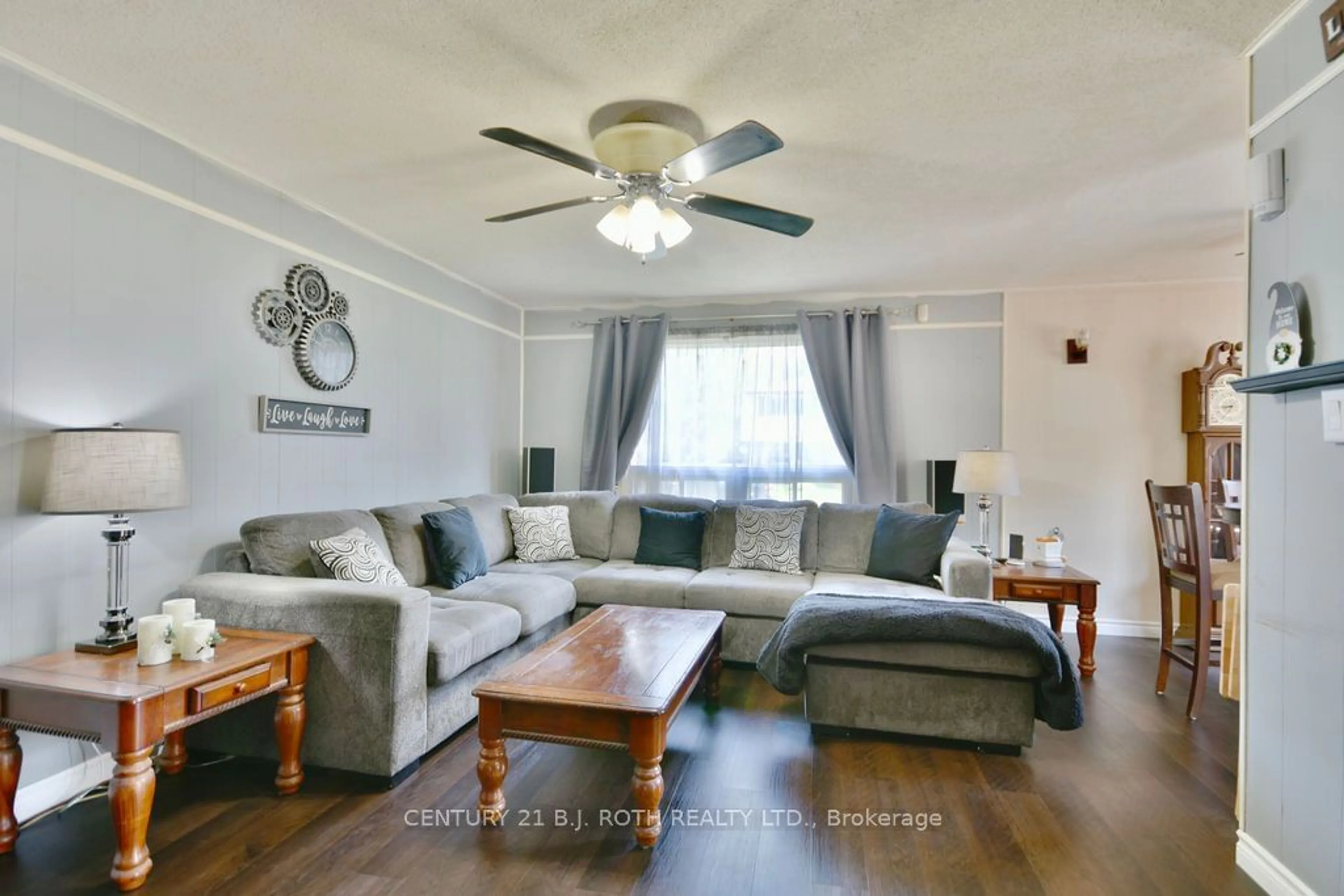 Living room with furniture, wood/laminate floor for 624 BAYVIEW Dr, Midland Ontario L4R 2P5