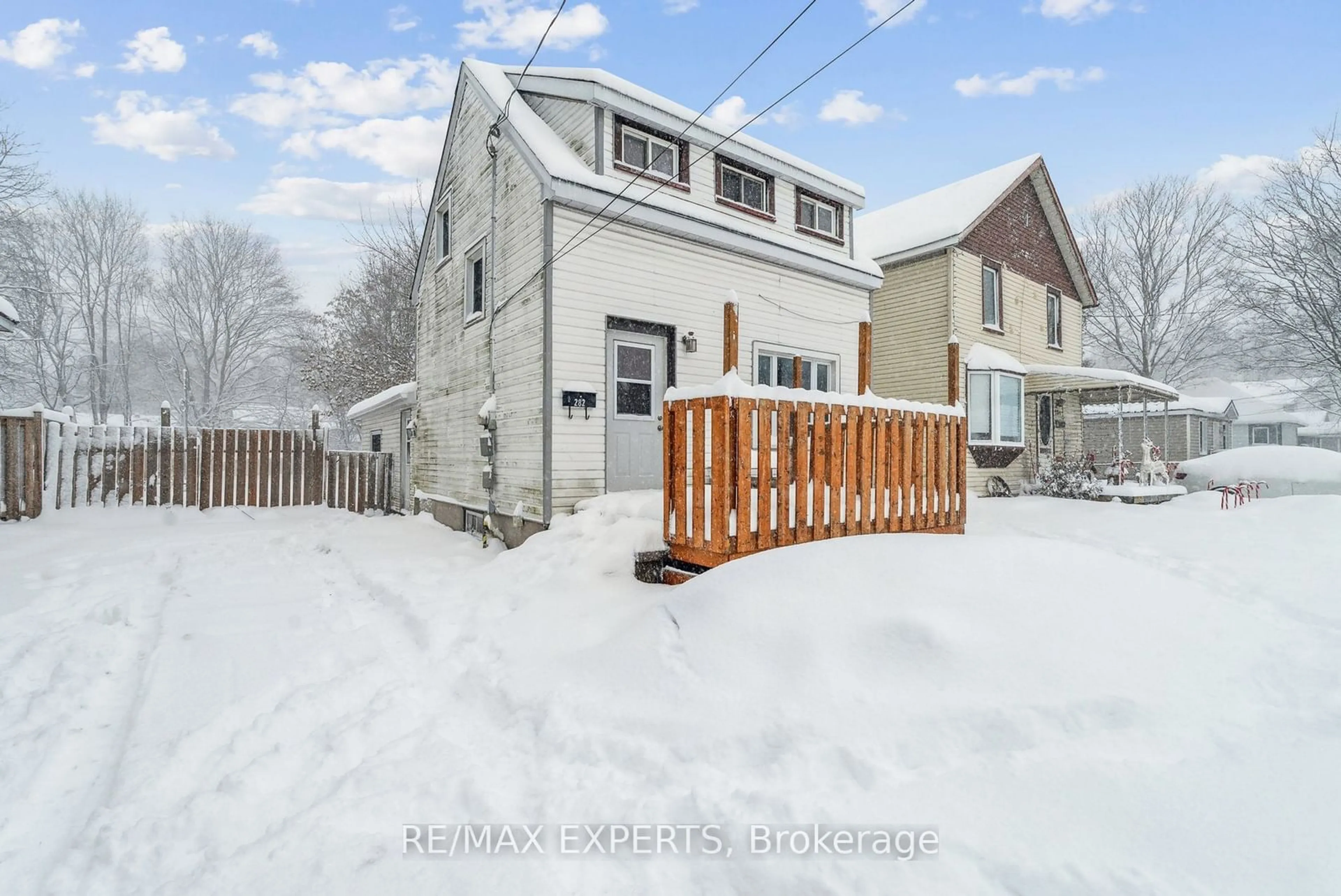 A pic from outside/outdoor area/front of a property/back of a property/a pic from drone, street for 282 Gill St, Orillia Ontario L3V 4K4