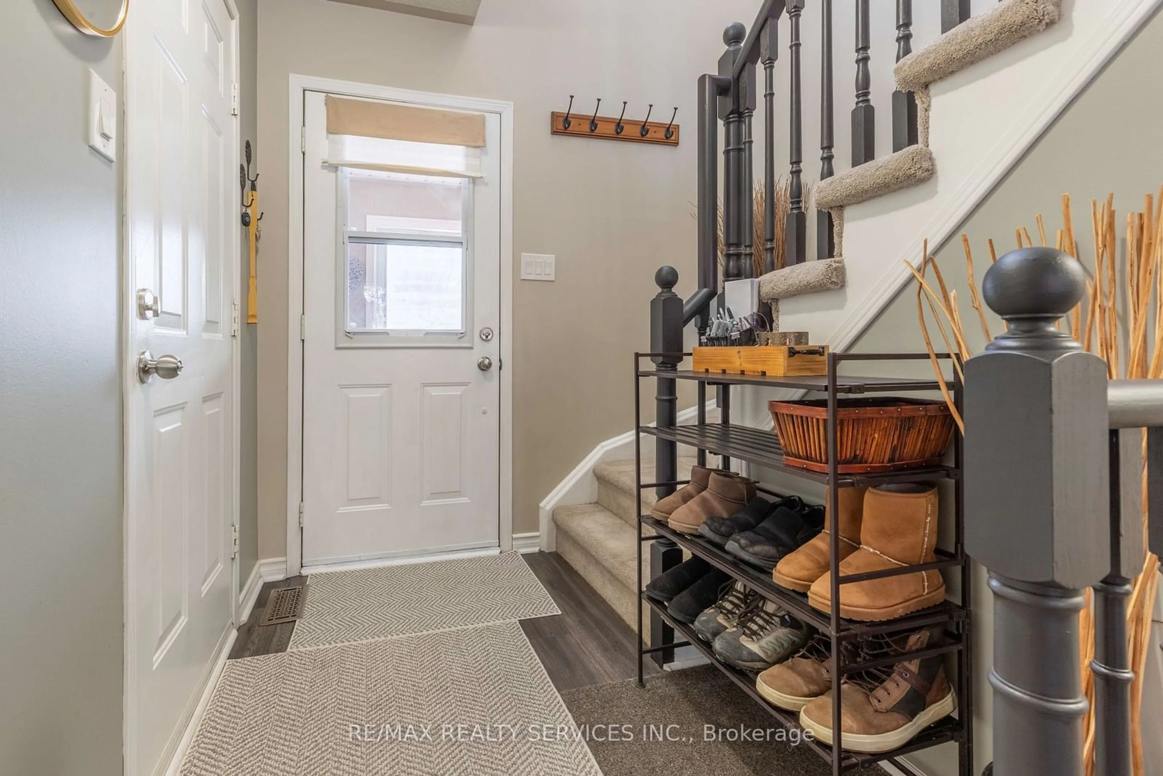 Indoor entryway for 92 Pickett Cres, Barrie Ontario L4N 8B9