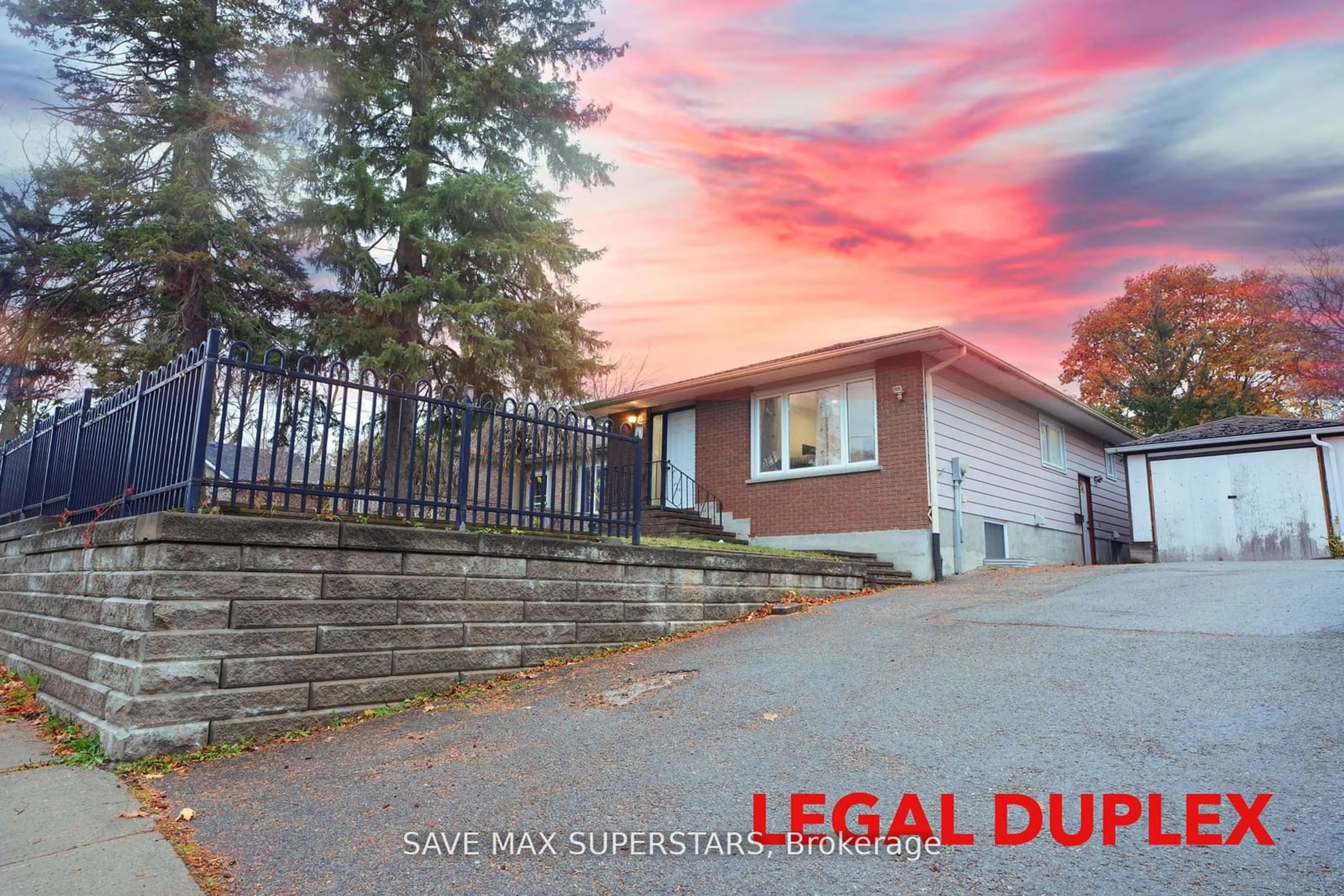 A pic from outside/outdoor area/front of a property/back of a property/a pic from drone, street for 96 Wellington St, Barrie Ontario L4M 2C5