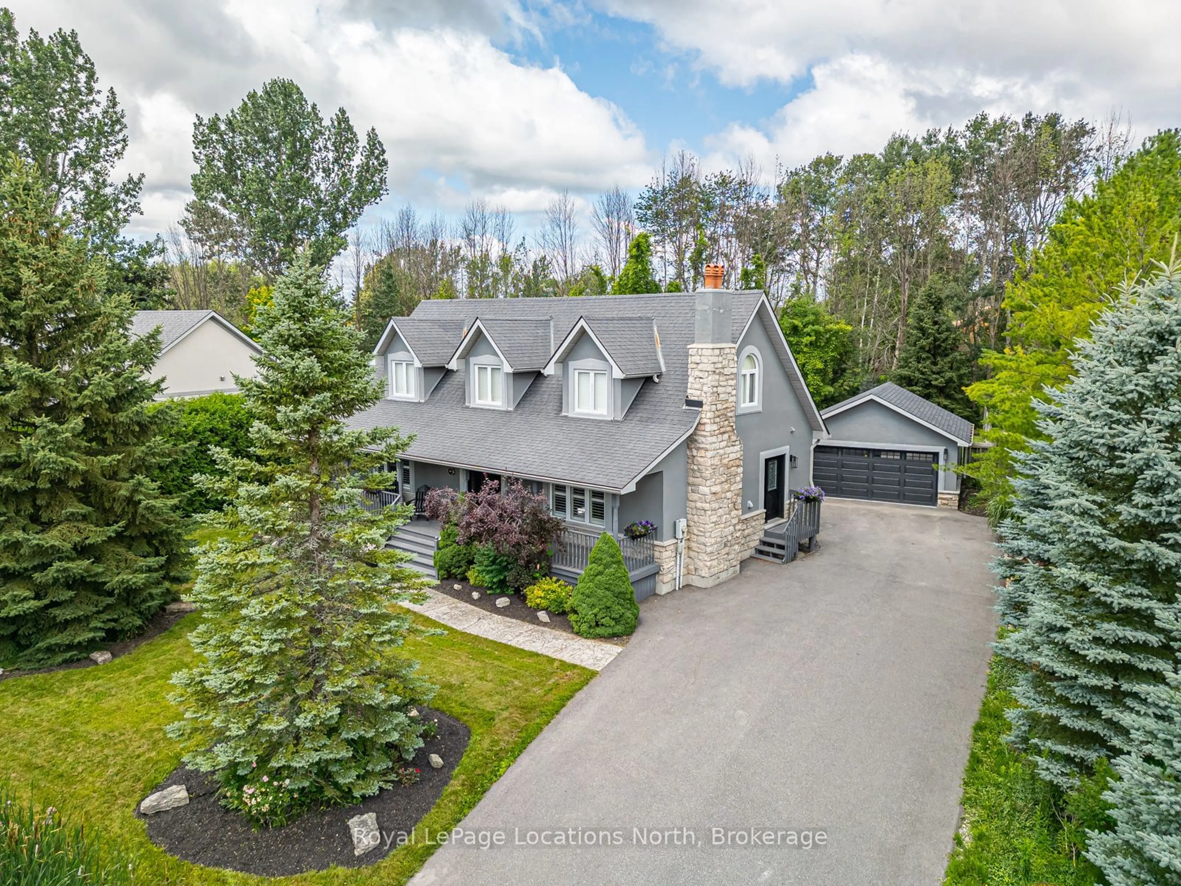 A pic from outside/outdoor area/front of a property/back of a property/a pic from drone, street for 17 TRAILS End, Collingwood Ontario L9Y 5B1