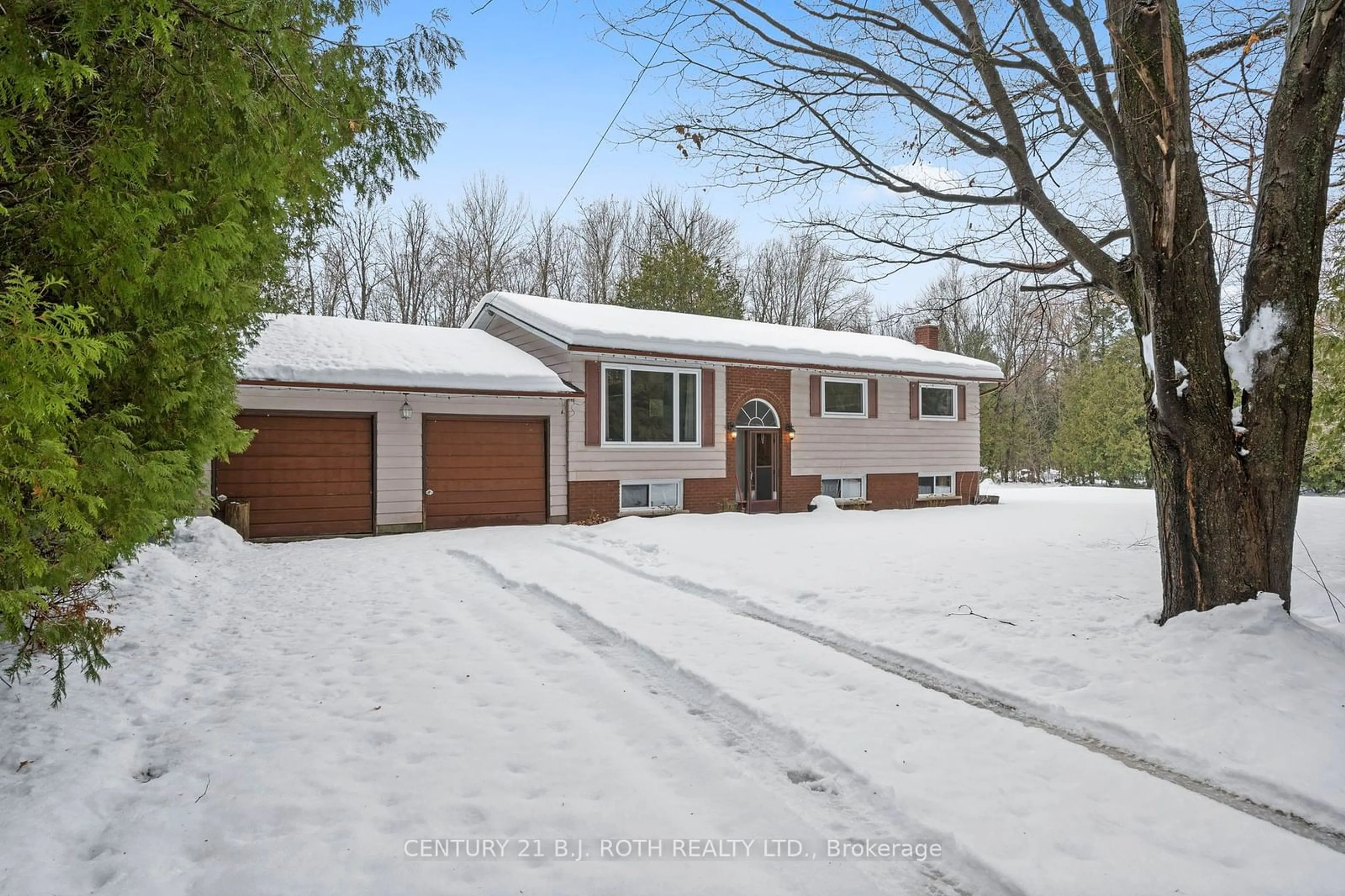 A pic from outside/outdoor area/front of a property/back of a property/a pic from drone, street for 1725 Mt St Louis Rd, Oro-Medonte Ontario L0K 1E0