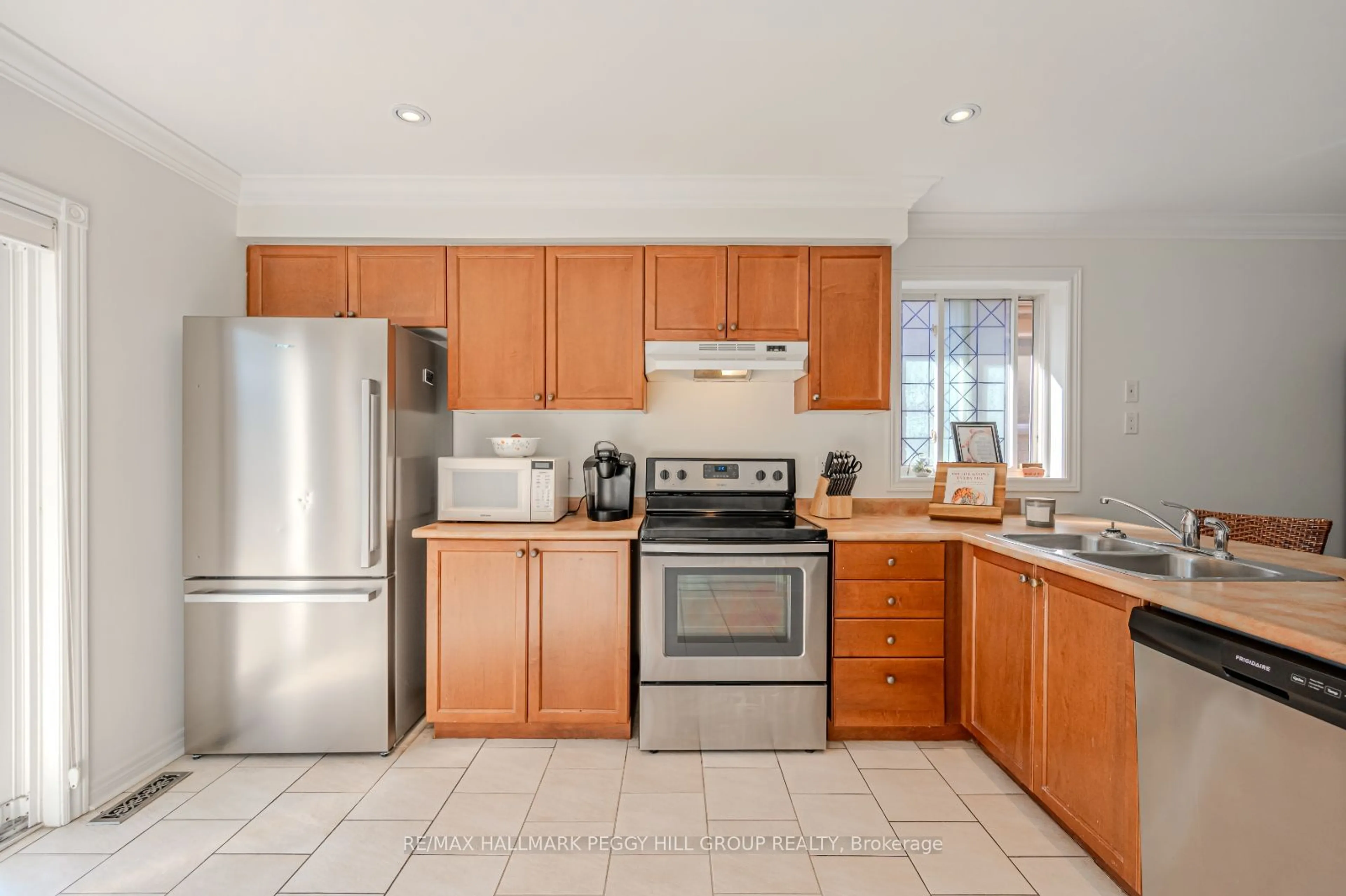 Standard kitchen, ceramic/tile floor for 15 Seline Cres, Barrie Ontario L4N 0Y6