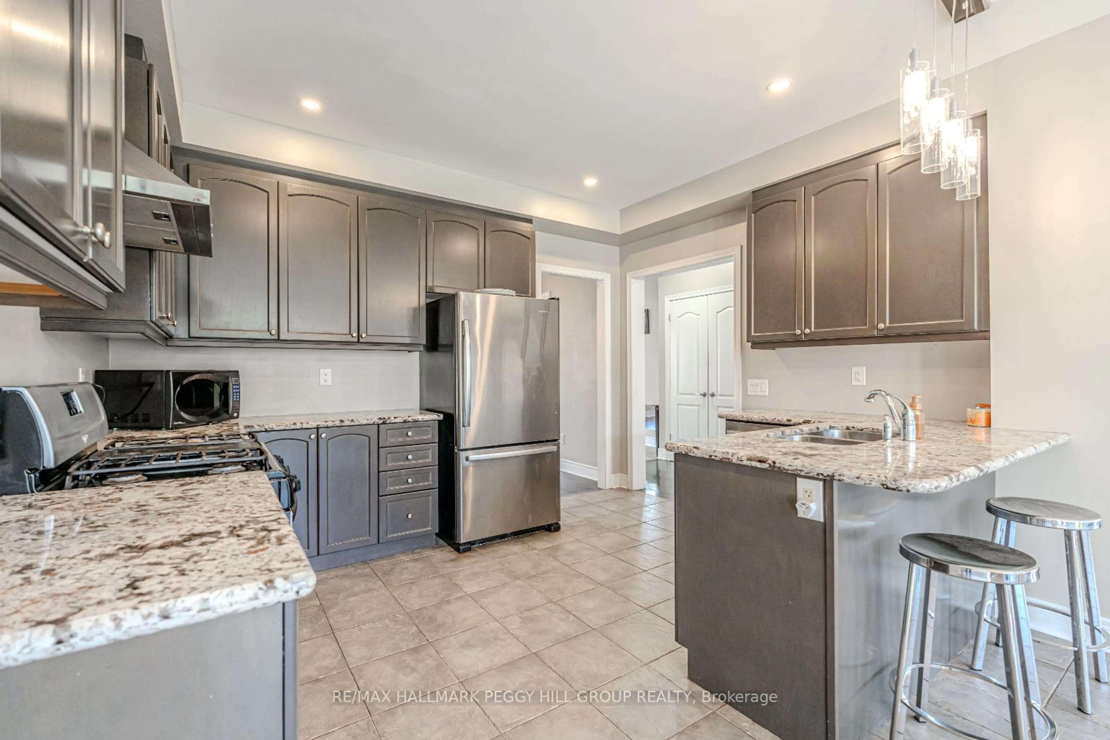 Open concept kitchen, ceramic/tile floor for 35 Royal Park Blvd, Barrie Ontario L4N 6M8