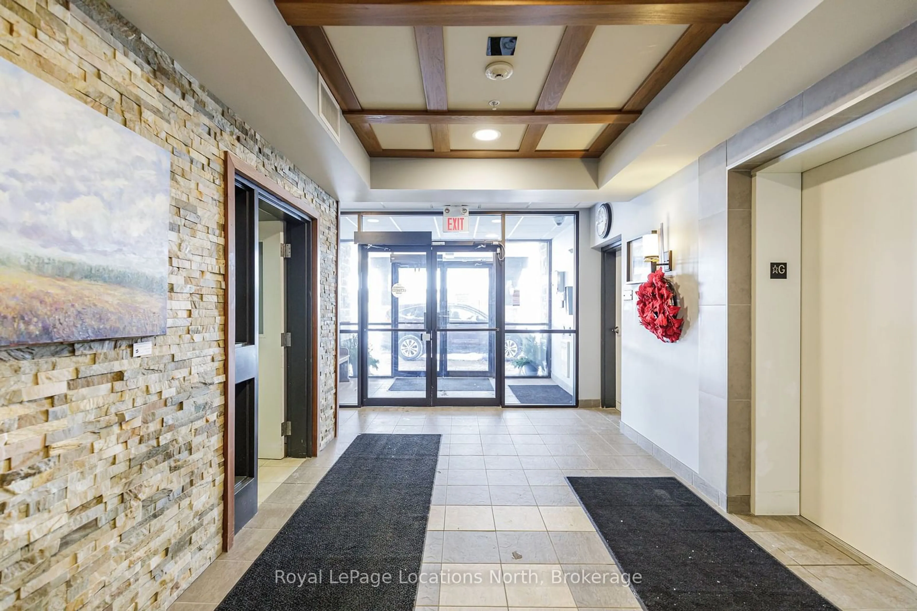 Indoor foyer for 91 Raglan St #417, Collingwood Ontario L9Y 0B2