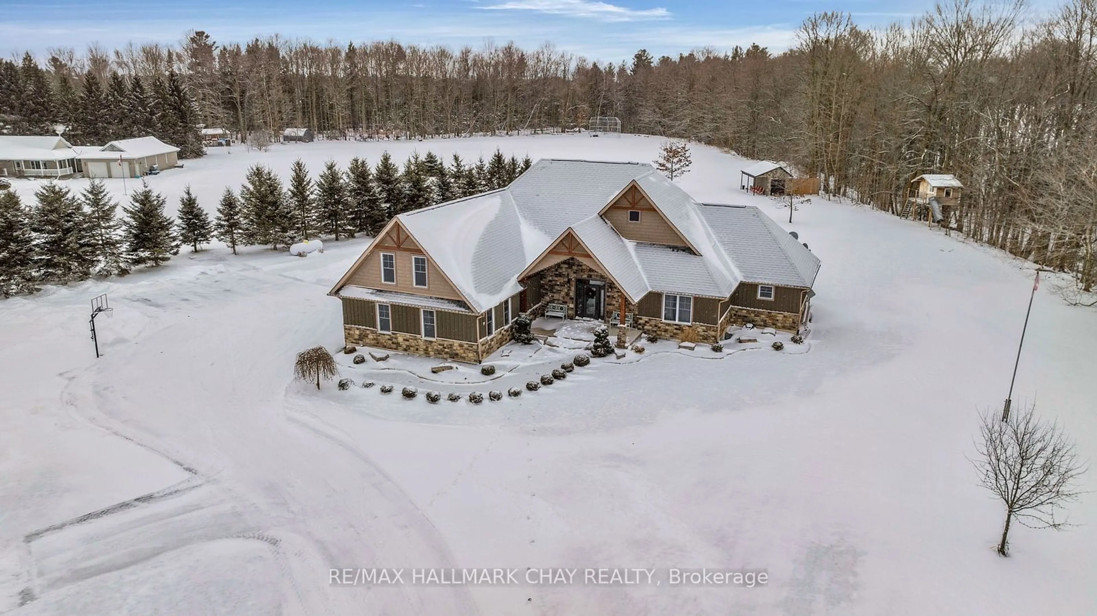 A pic from outside/outdoor area/front of a property/back of a property/a pic from drone, building for 2957 3/4 Sunnidale Sdrd, Clearview Ontario L0M 1N0