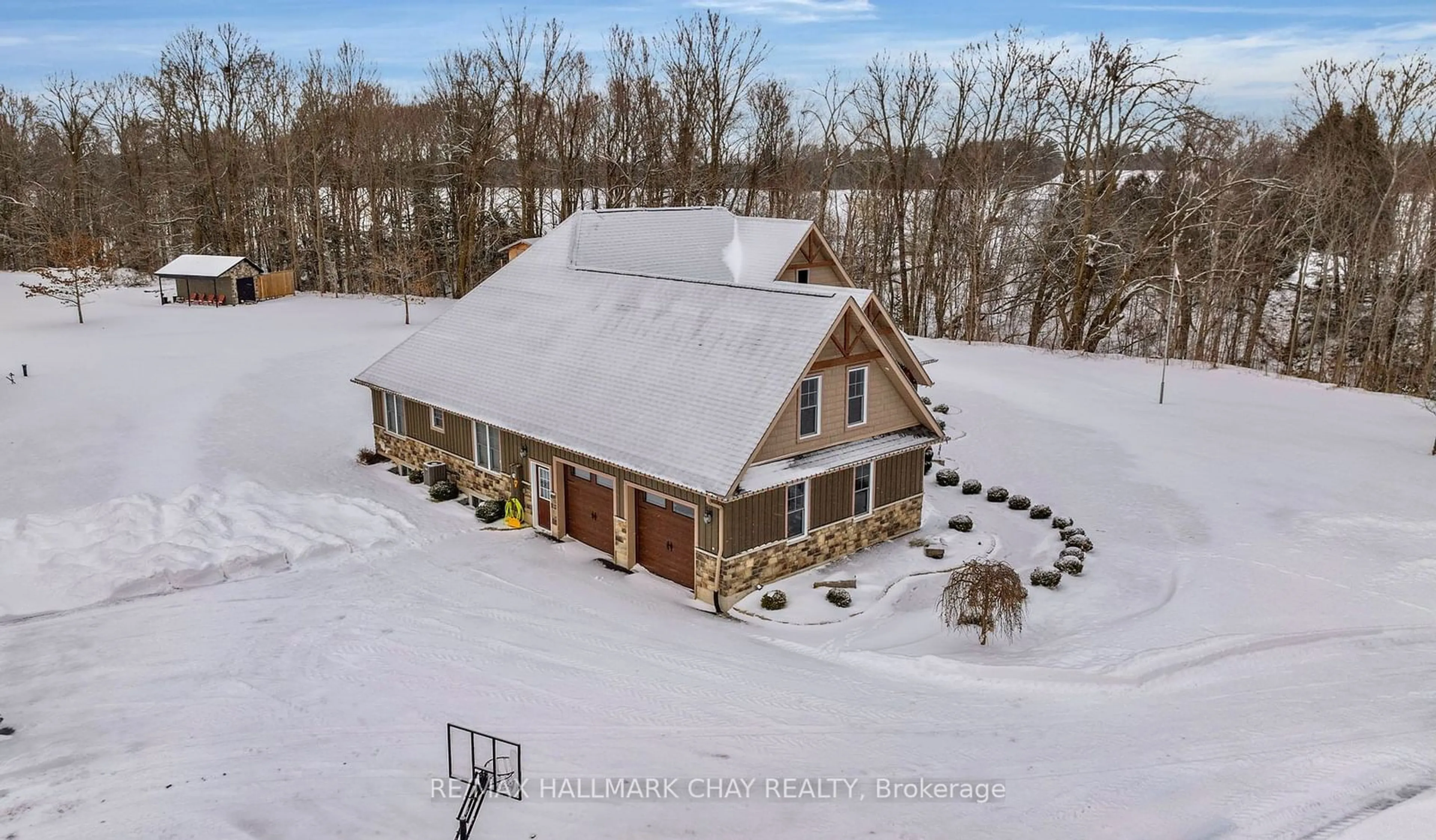 A pic from outside/outdoor area/front of a property/back of a property/a pic from drone, building for 2957 3/4 Sunnidale Sdrd, Clearview Ontario L0M 1N0