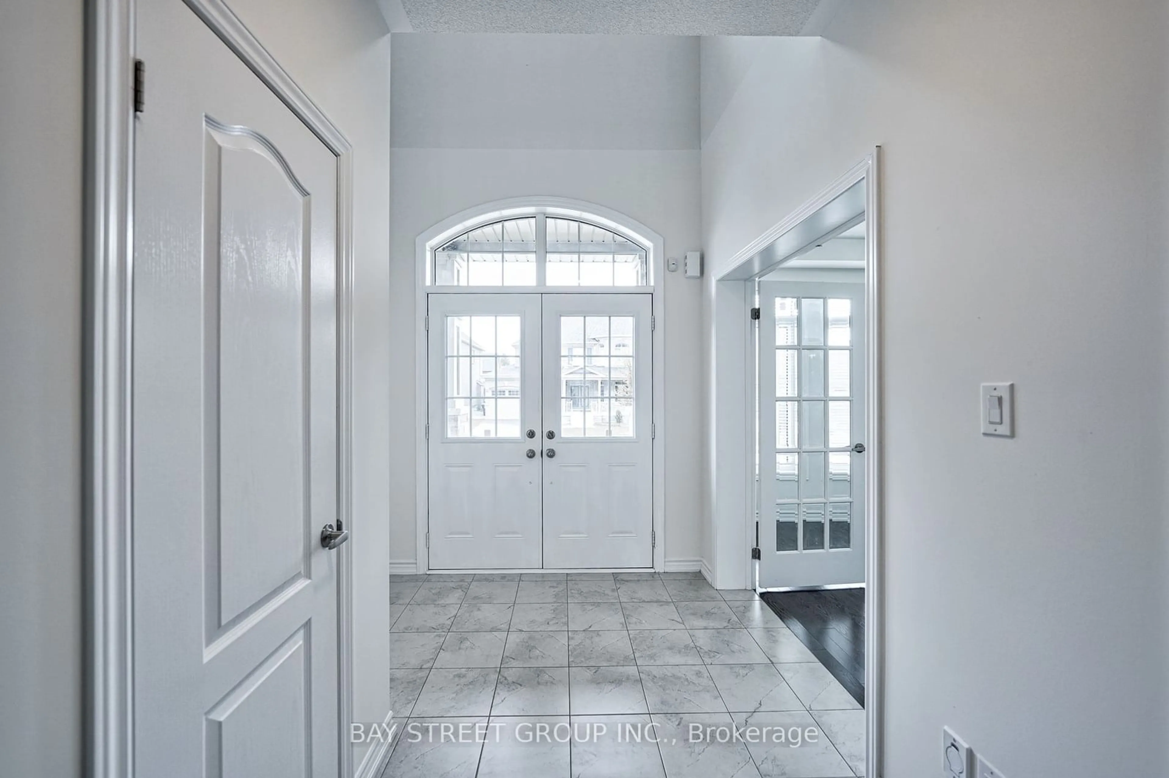 Indoor entryway for 10 Rugman Cres, Springwater Ontario L9X 1Z8