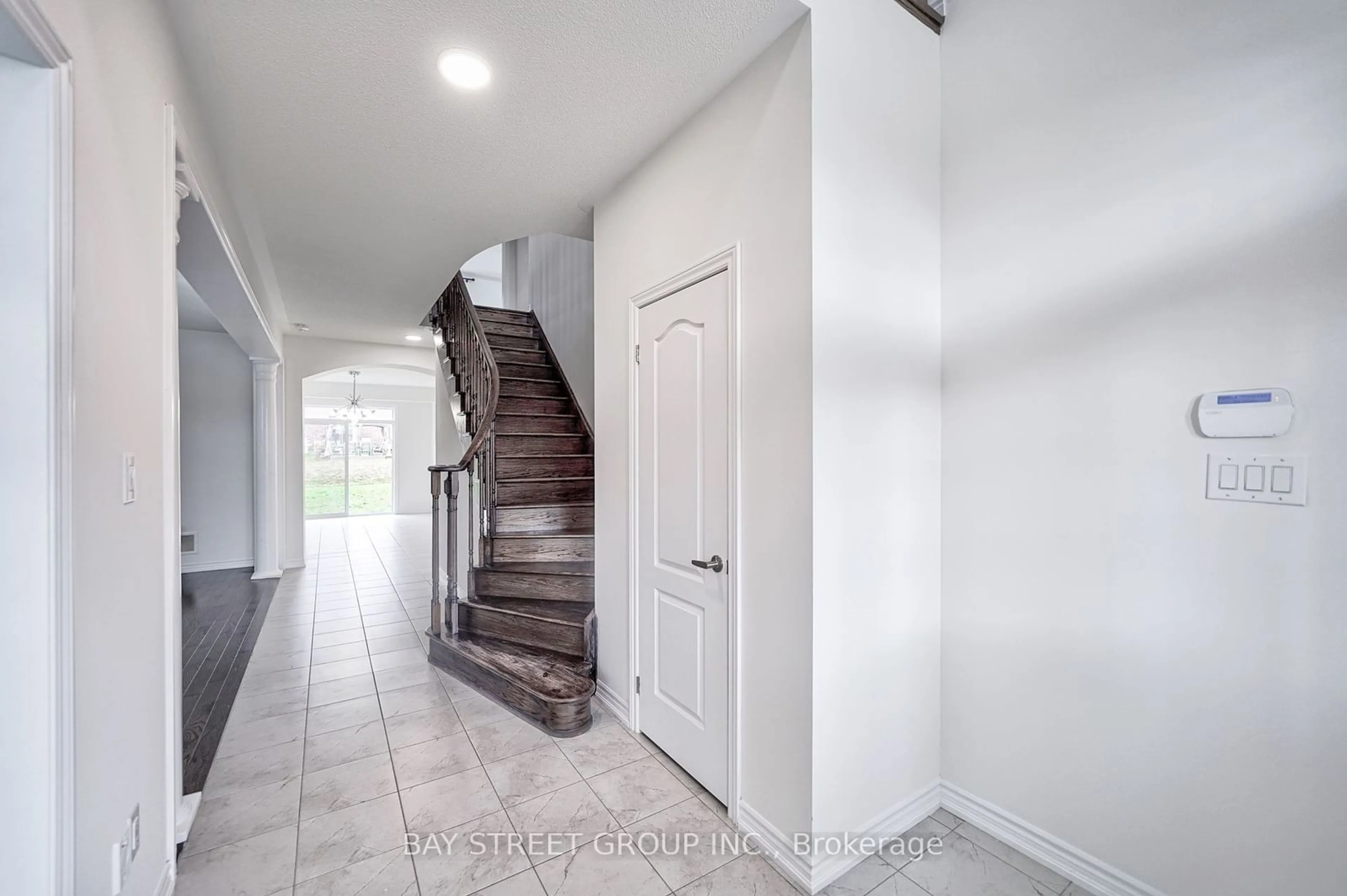 Indoor entryway for 10 Rugman Cres, Springwater Ontario L9X 1Z8