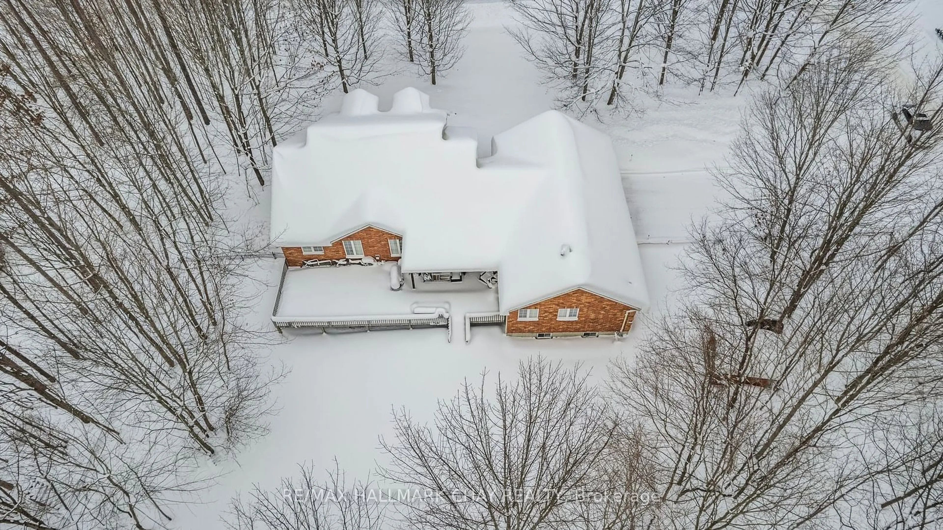 A pic from outside/outdoor area/front of a property/back of a property/a pic from drone, building for 2 Pineview Dr, Oro-Medonte Ontario L0L 2L0