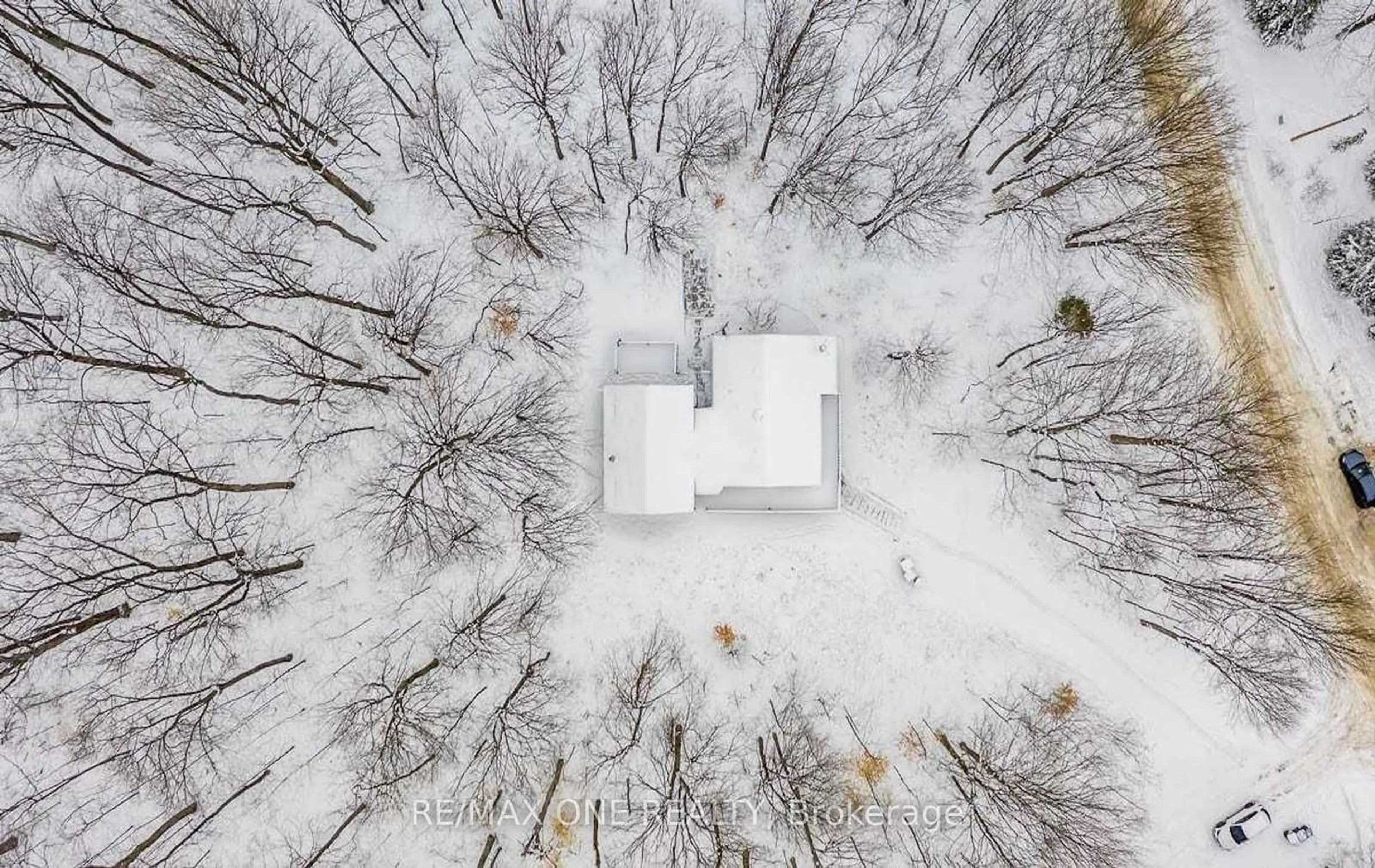 A pic from outside/outdoor area/front of a property/back of a property/a pic from drone, building for 33 Huronwoods Dr, Oro-Medonte Ontario L0K 1E0