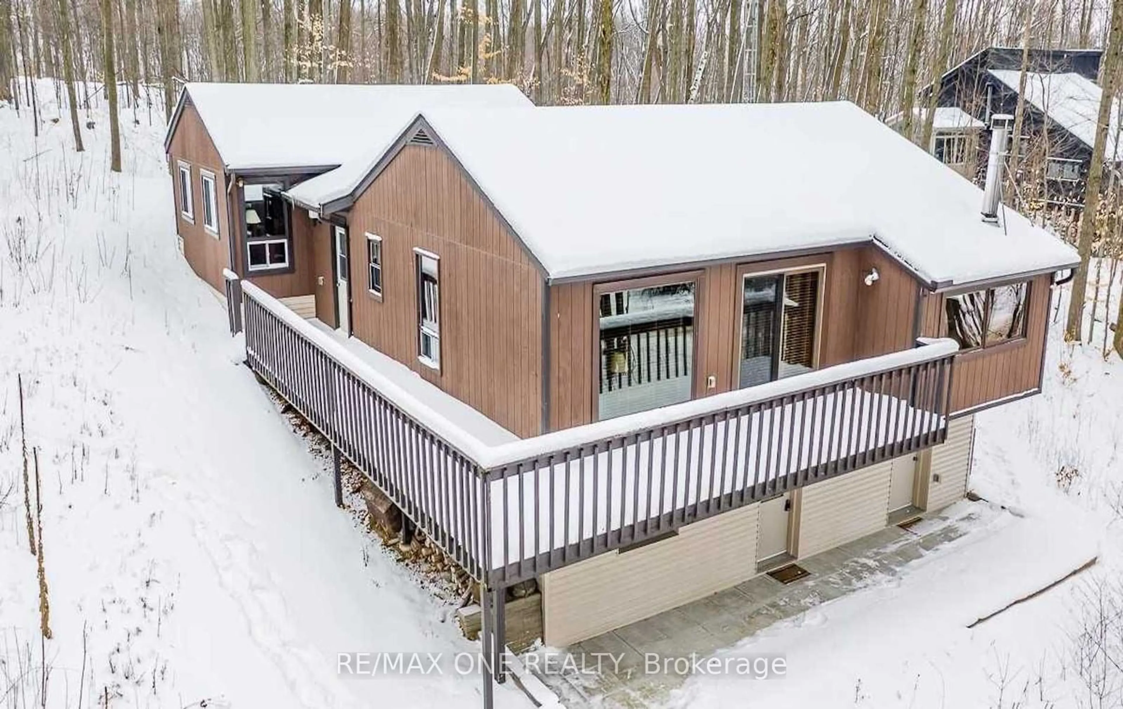 A pic from outside/outdoor area/front of a property/back of a property/a pic from drone, building for 33 Huronwoods Dr, Oro-Medonte Ontario L0K 1E0