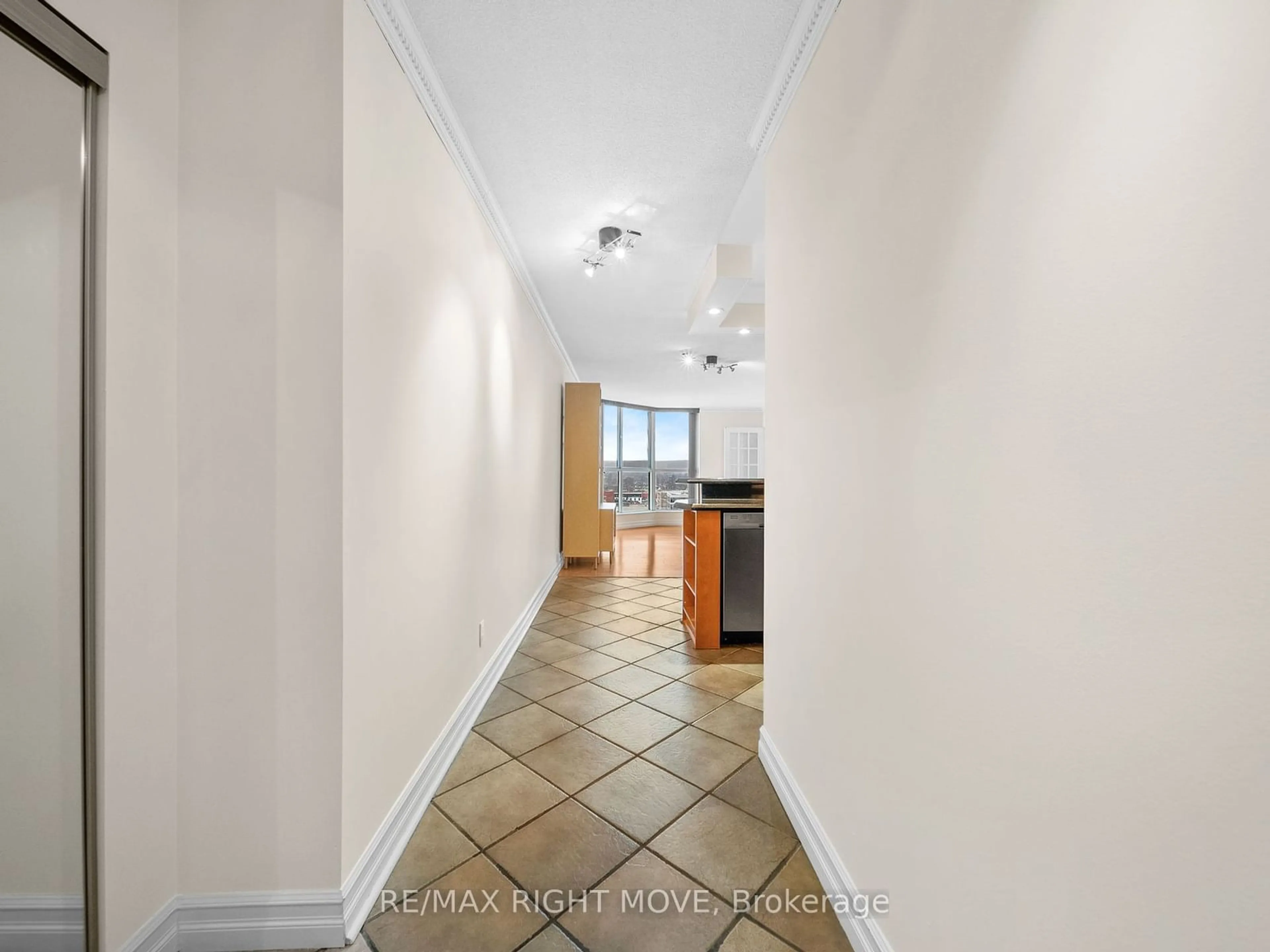 Indoor foyer for 140 Dunlop St #1103, Barrie Ontario L4M 6H9