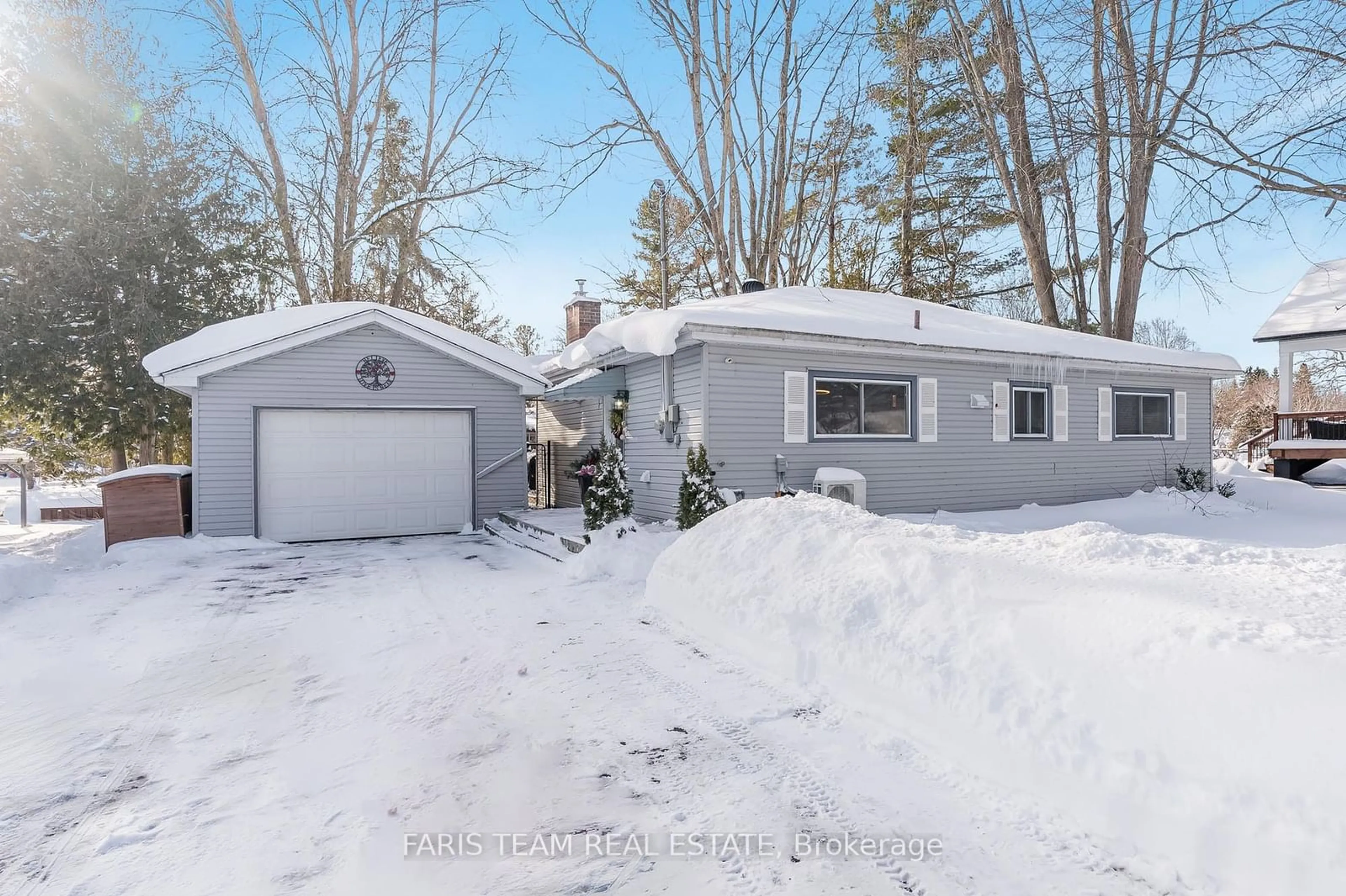 A pic from outside/outdoor area/front of a property/back of a property/a pic from drone, street for 3706 Shadow Creek Rd, Orillia Ontario L3V 0V8