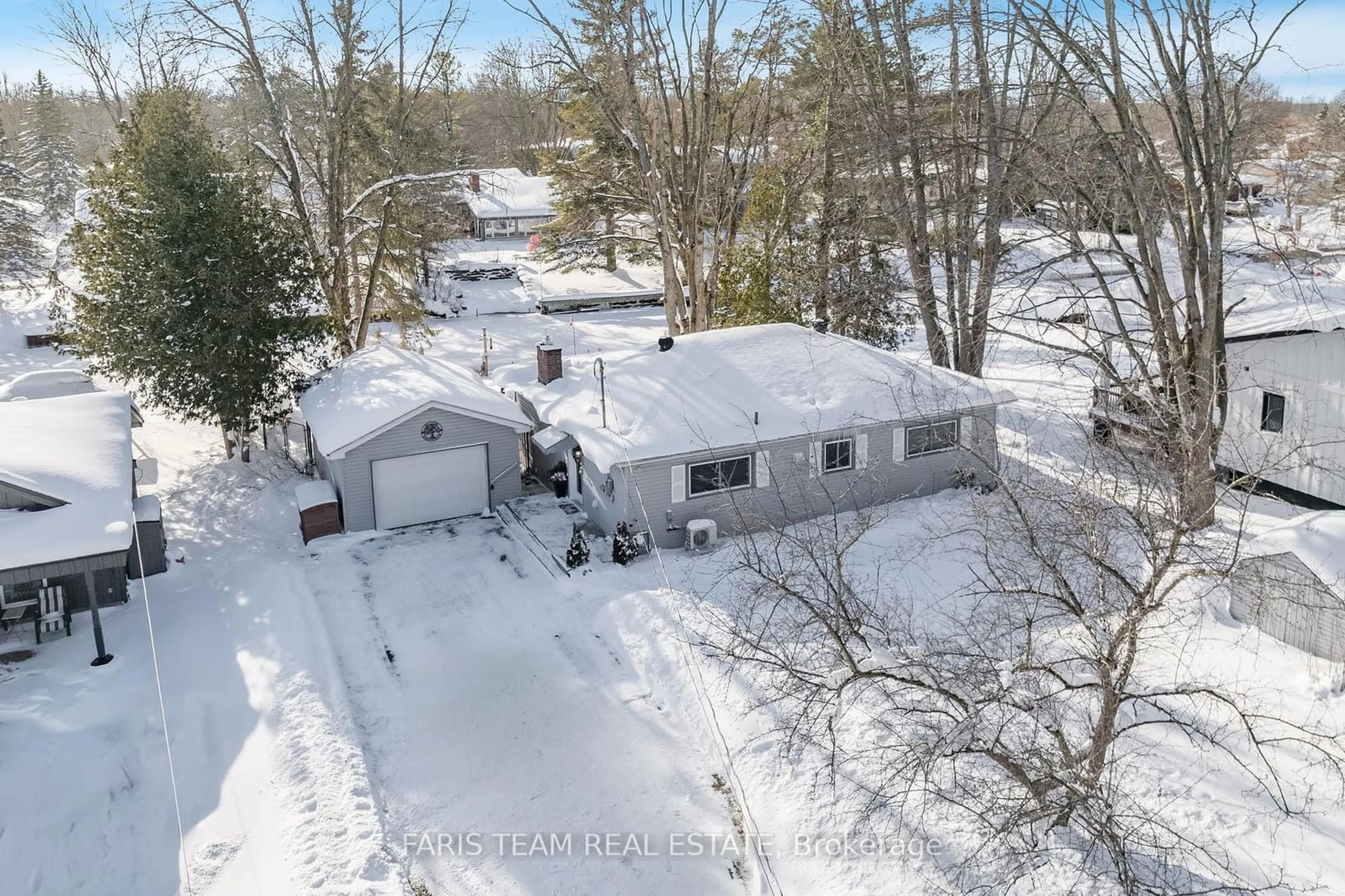 A pic from outside/outdoor area/front of a property/back of a property/a pic from drone, street for 3706 Shadow Creek Rd, Orillia Ontario L3V 0V8