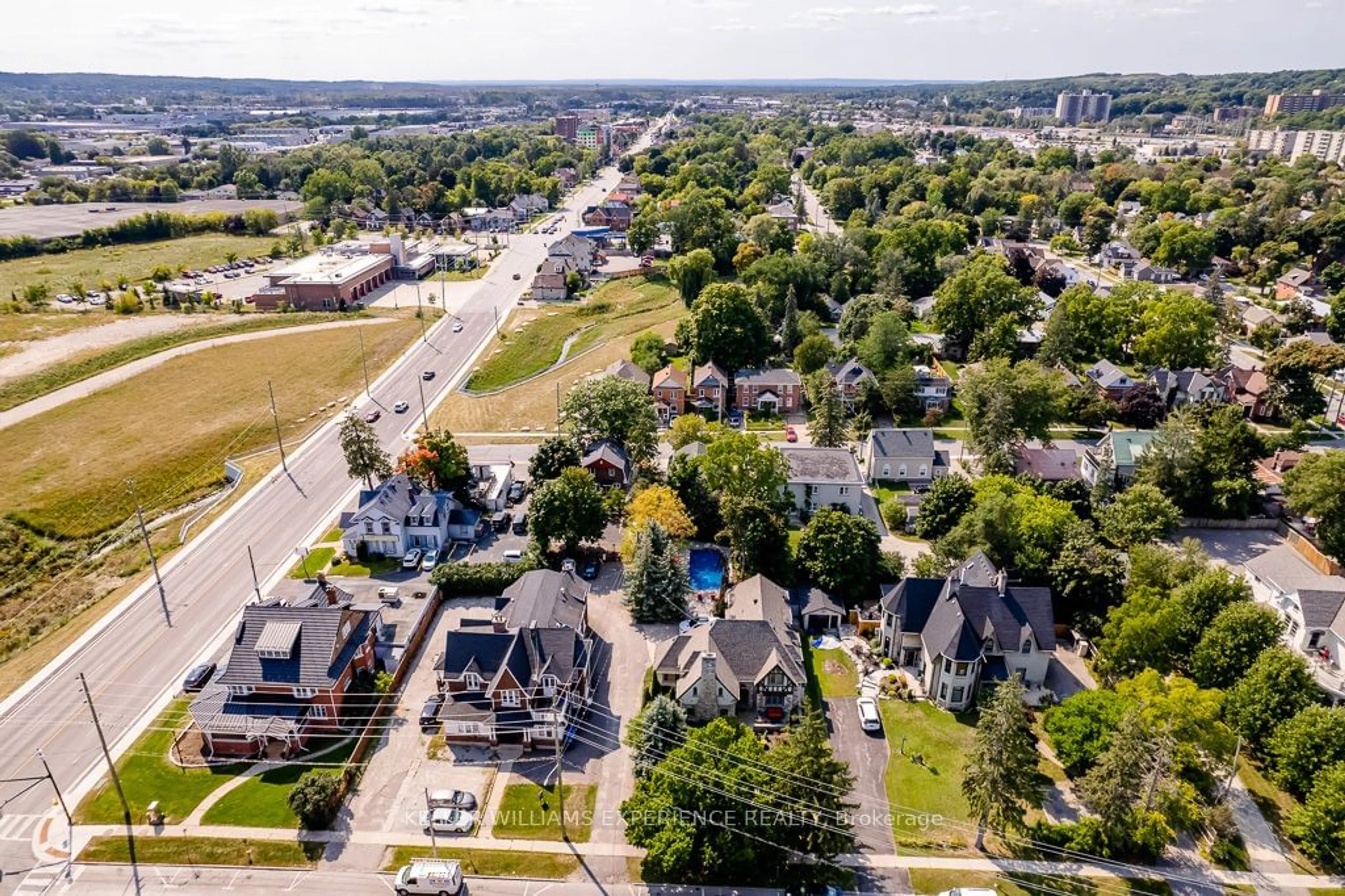 A pic from outside/outdoor area/front of a property/back of a property/a pic from drone, street for 60 High St, Barrie Ontario L4N 1W4