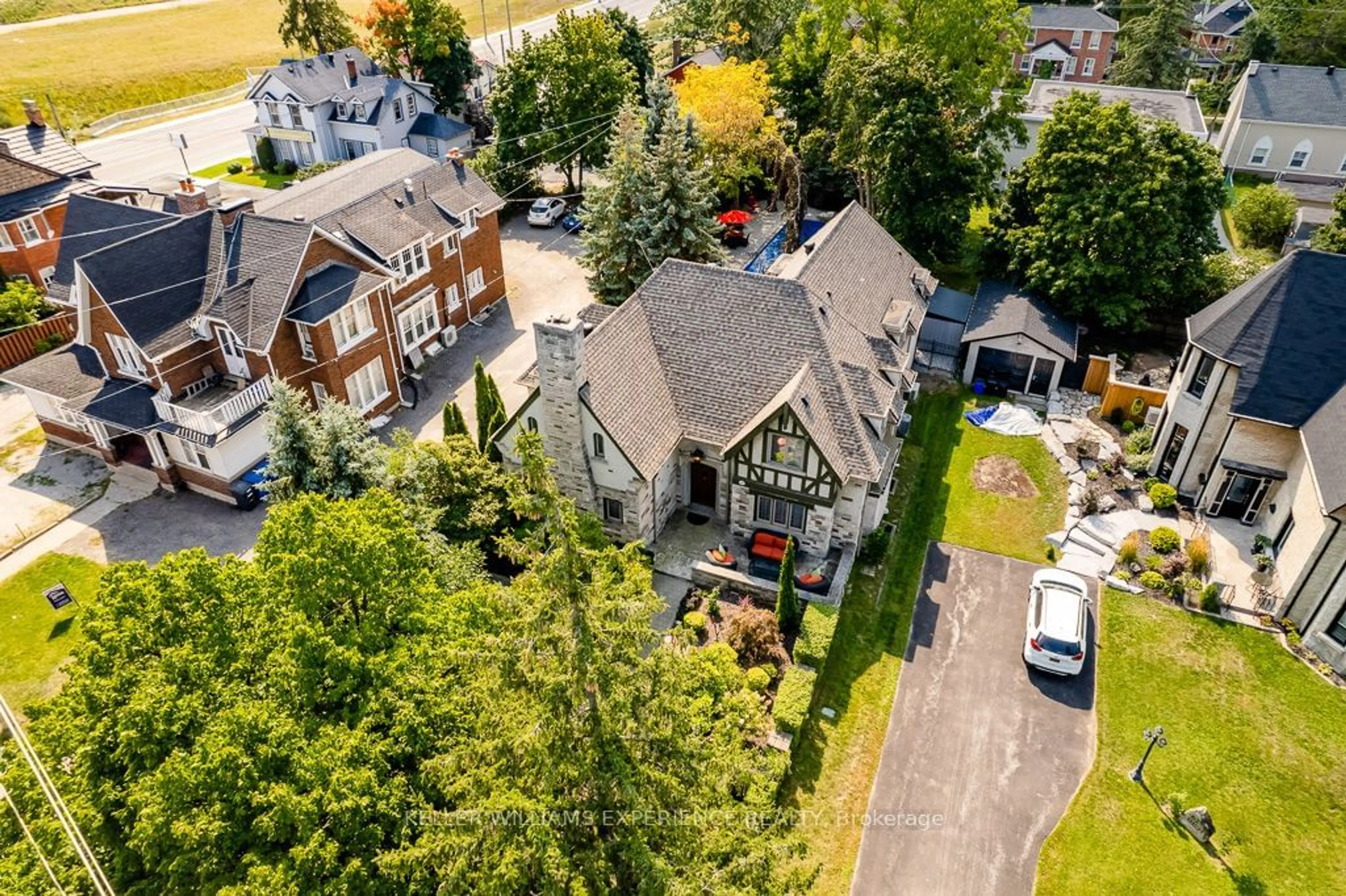 A pic from outside/outdoor area/front of a property/back of a property/a pic from drone, street for 60 High St, Barrie Ontario L4N 1W4