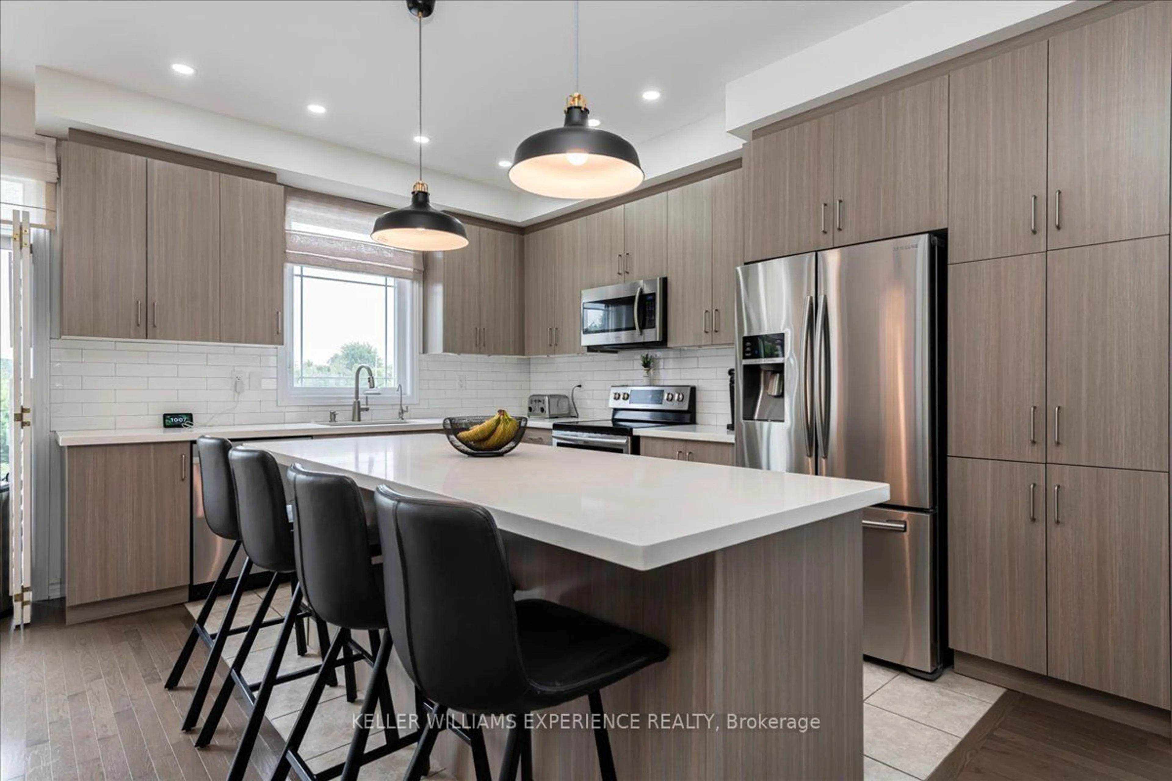 Open concept kitchen, ceramic/tile floor for 74 Megan Cres, Barrie Ontario L4N 6E4