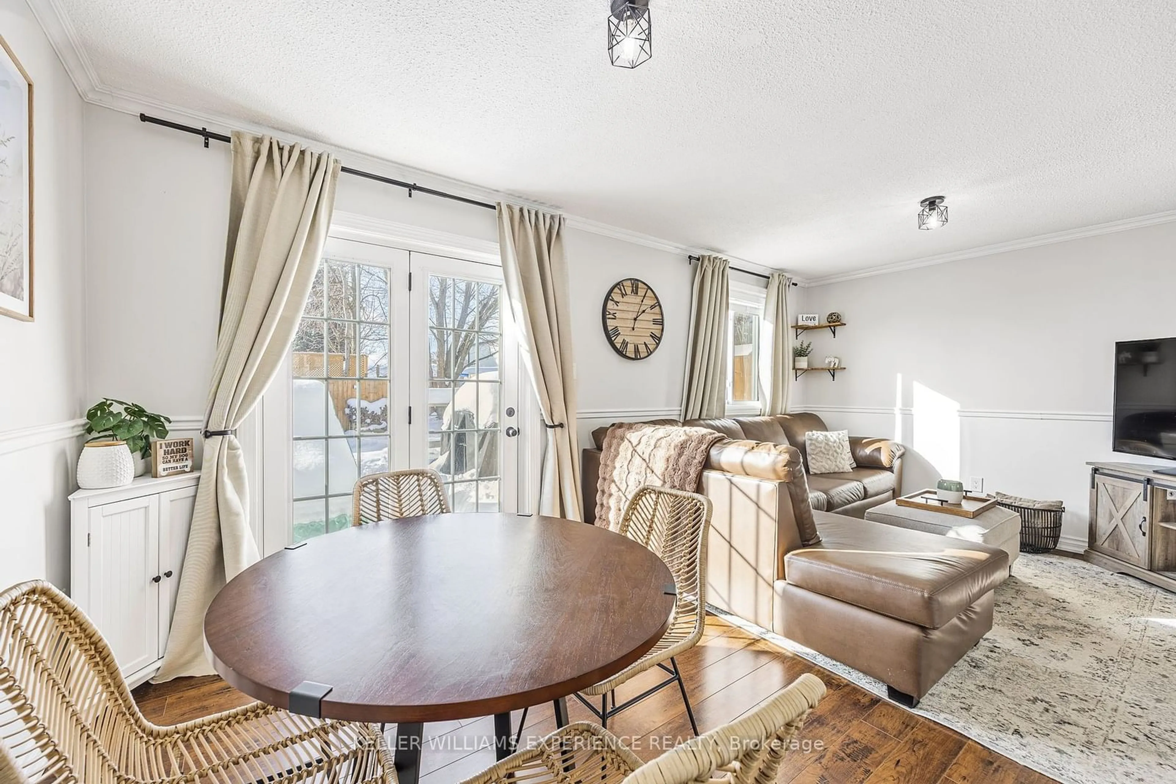 Living room with furniture, wood/laminate floor for 24 Shaw Cres, Barrie Ontario L4N 4Z2