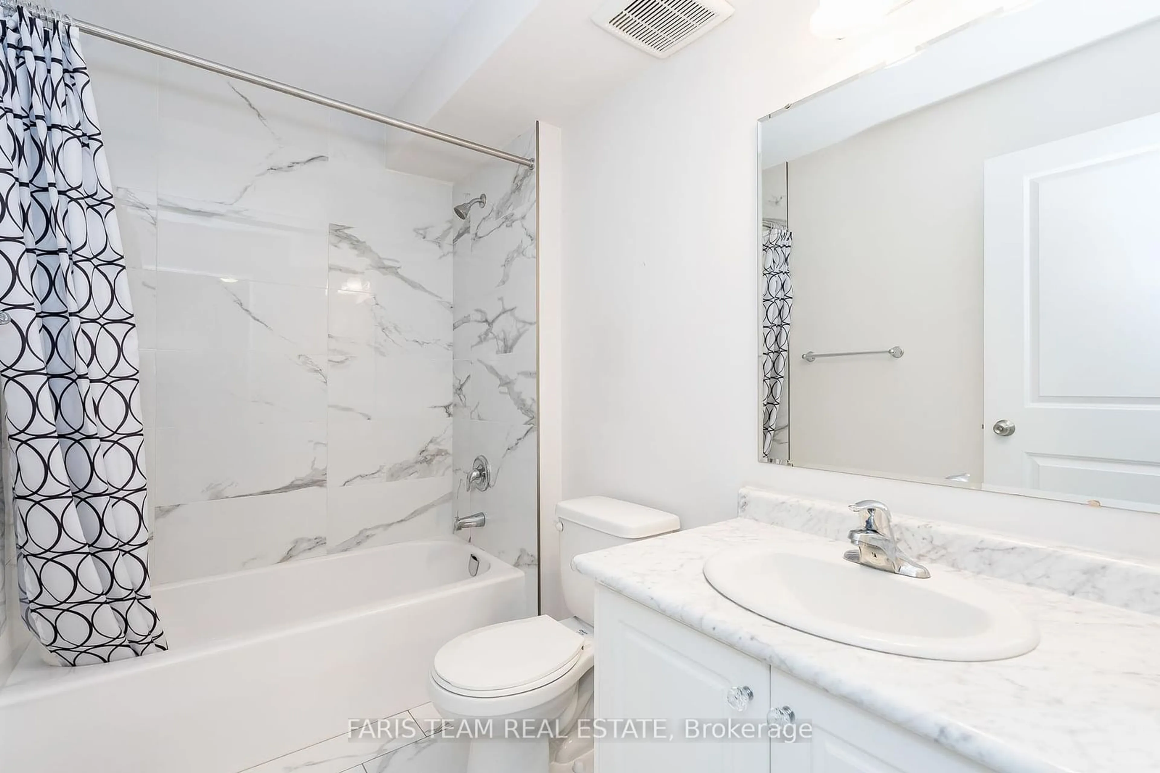 Standard bathroom, ceramic/tile floor for 1 Leggott Ave #25, Barrie Ontario L4N 6B1