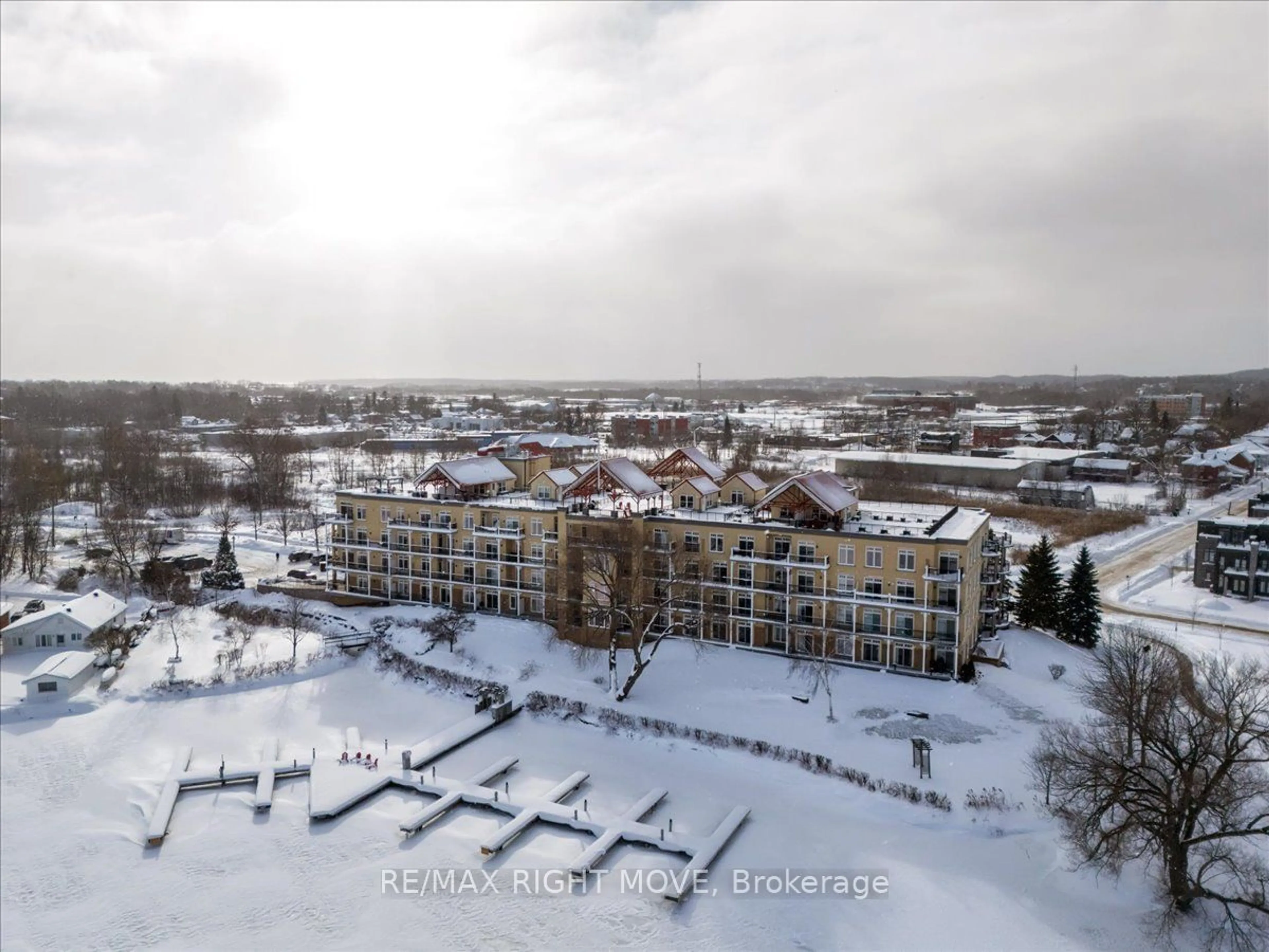 A pic from outside/outdoor area/front of a property/back of a property/a pic from drone, building for 140 Cedar Island Rd #401, Orillia Ontario L3V 1T1