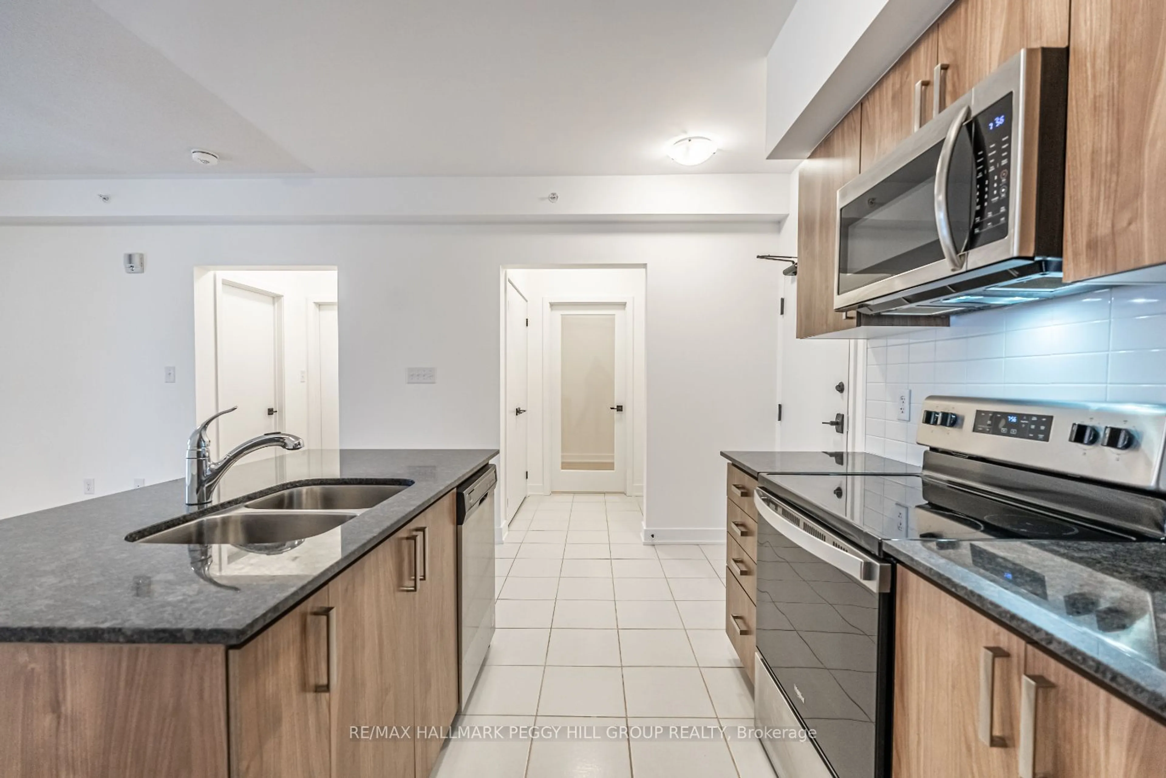 Standard kitchen, unknown for 4 Spice Way #614, Barrie Ontario L9J 0M2