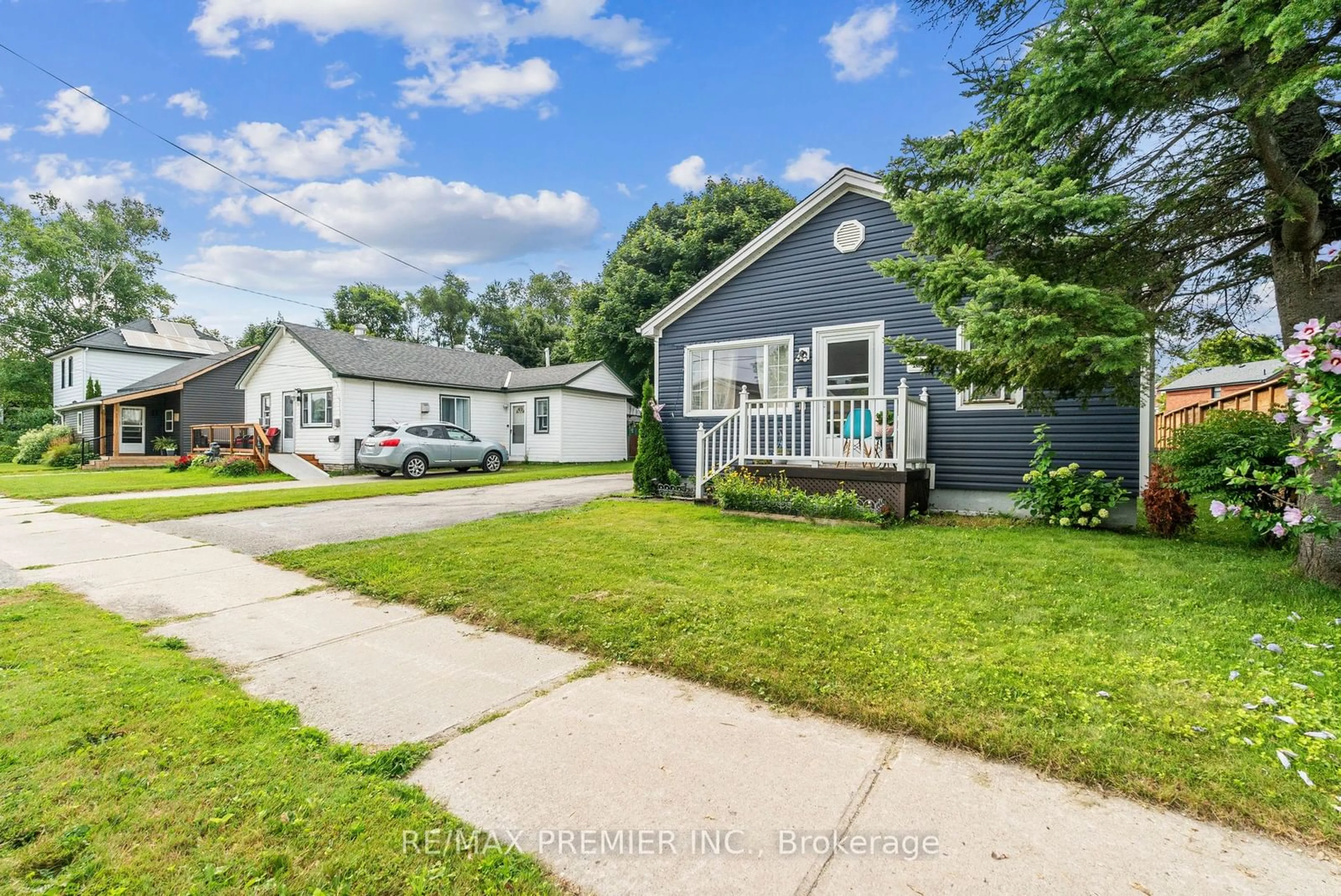 Home with vinyl exterior material, street for 104 Rodney St, Collingwood Ontario L9Y 1E1