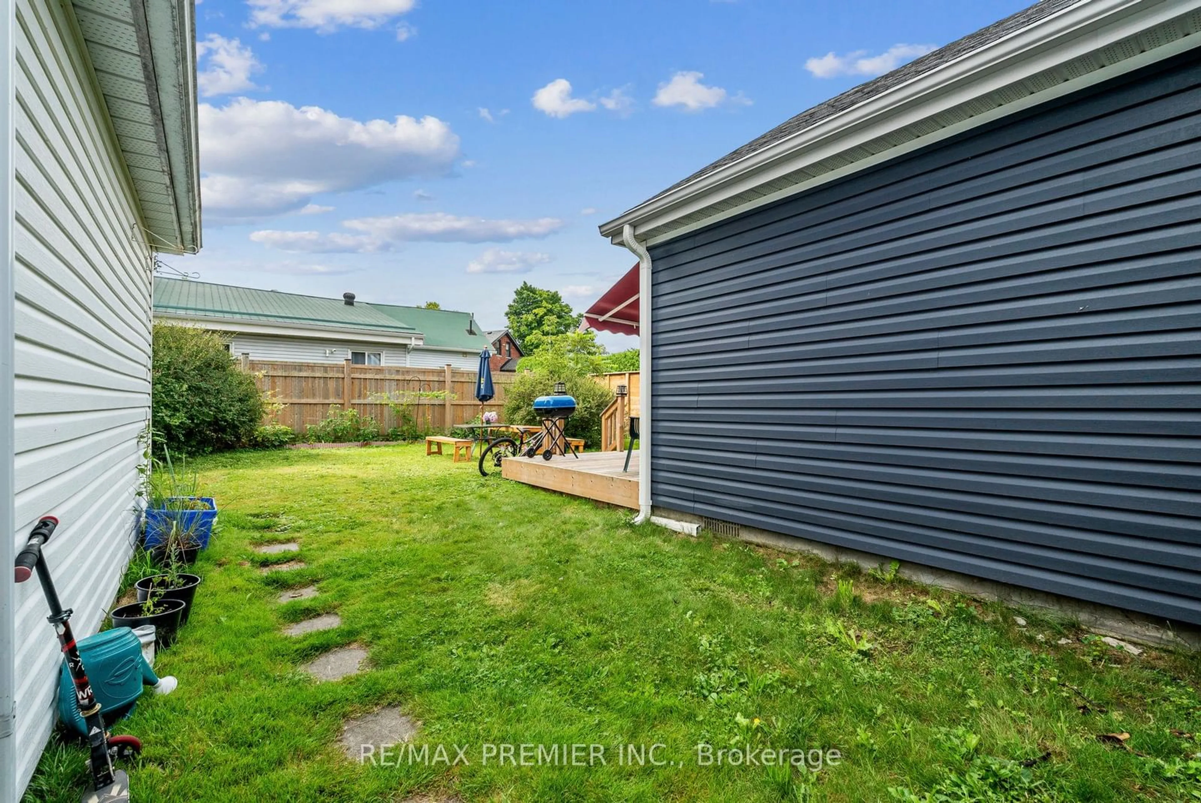 A pic from outside/outdoor area/front of a property/back of a property/a pic from drone, unknown for 104 Rodney St, Collingwood Ontario L9Y 1E1