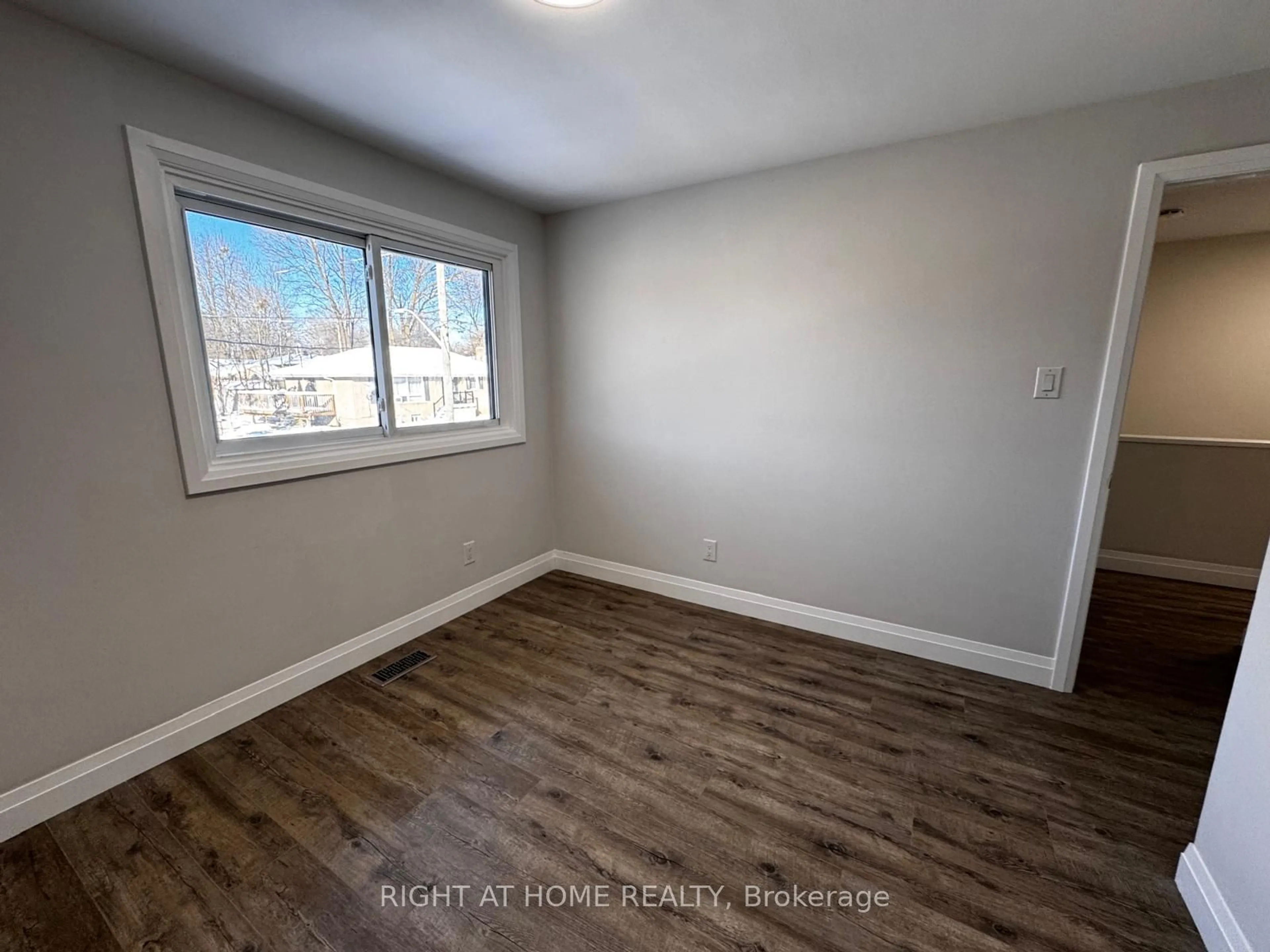 A pic of a room for 5 Queen St, Barrie Ontario L4M 1Y9