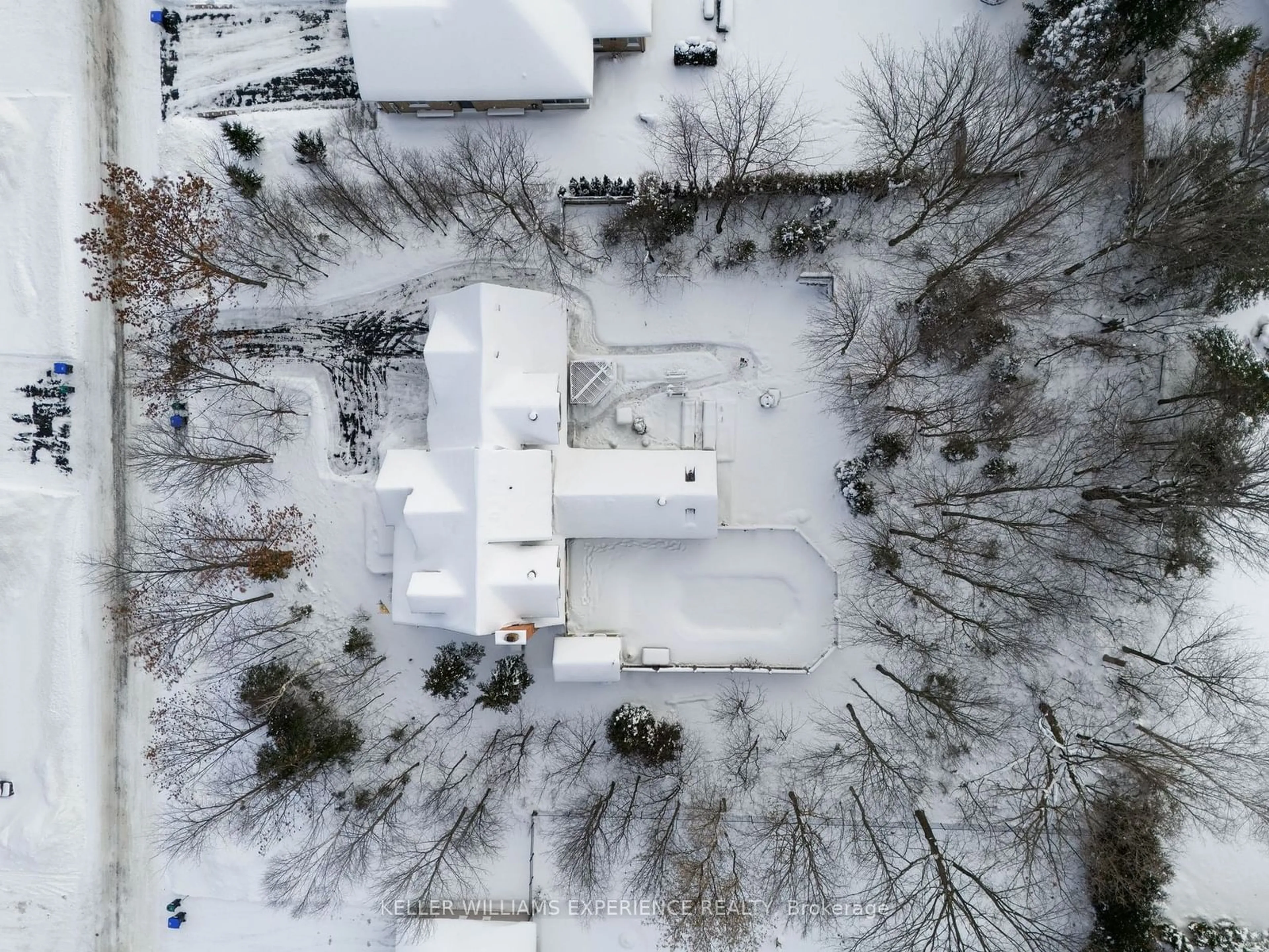 A pic from outside/outdoor area/front of a property/back of a property/a pic from drone, street for 26 Paddy Dunn's Circ, Springwater Ontario L9X 0T1