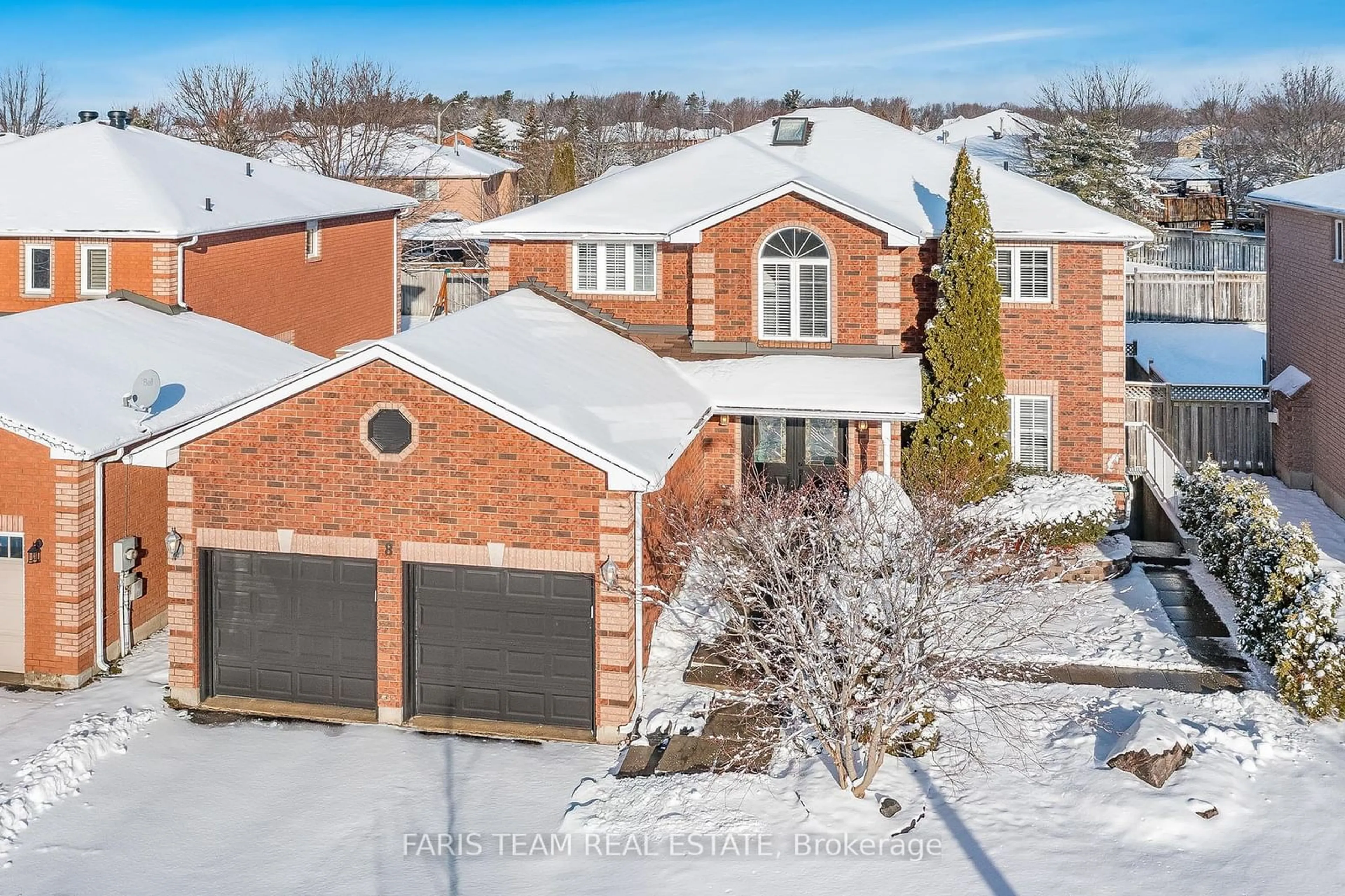 A pic from outside/outdoor area/front of a property/back of a property/a pic from drone, street for 8 Farmstead Cres, Barrie Ontario L4N 8S2