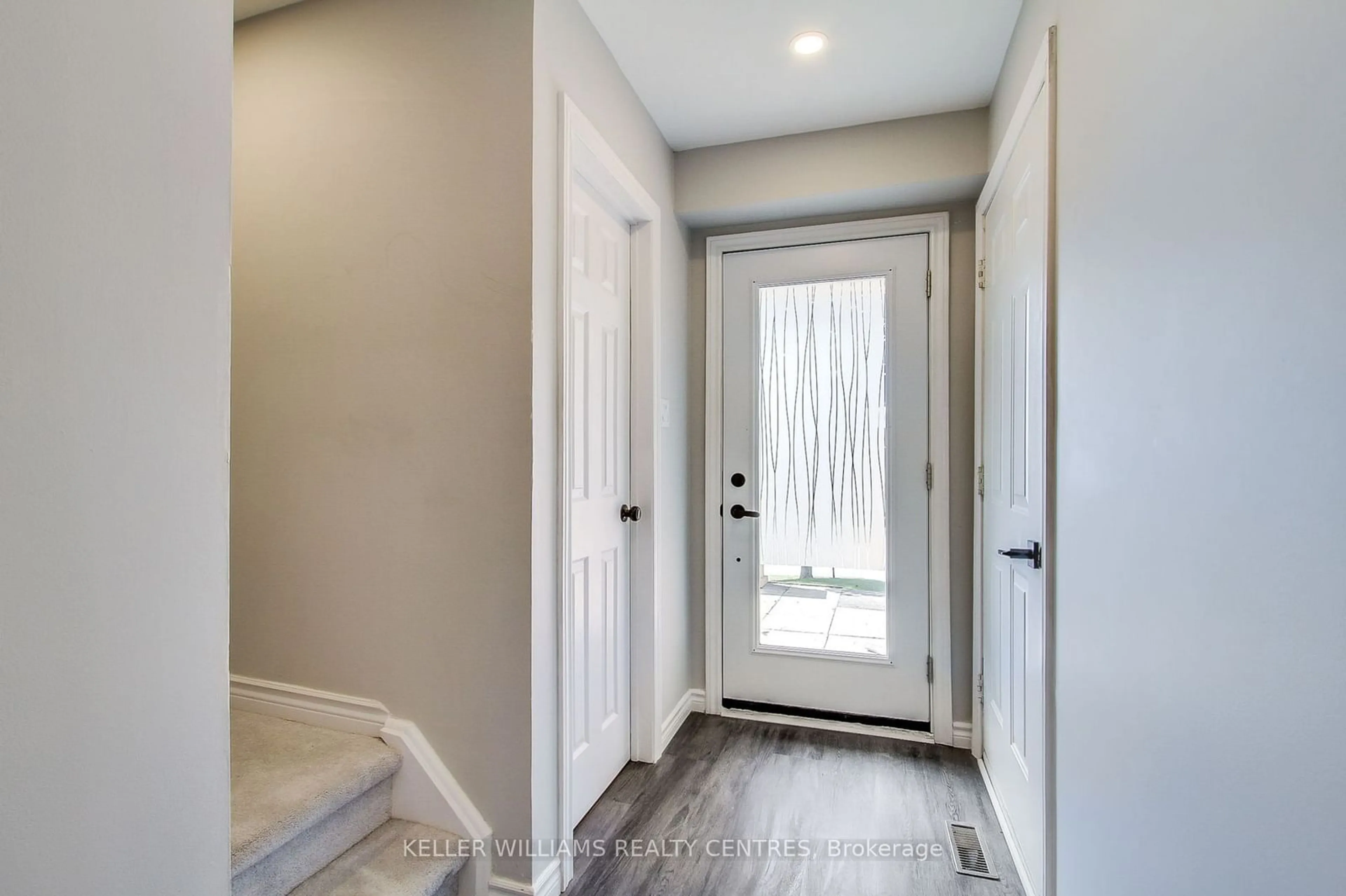 Indoor entryway for 441 Barrie Rd #10, Orillia Ontario L3V 6T9